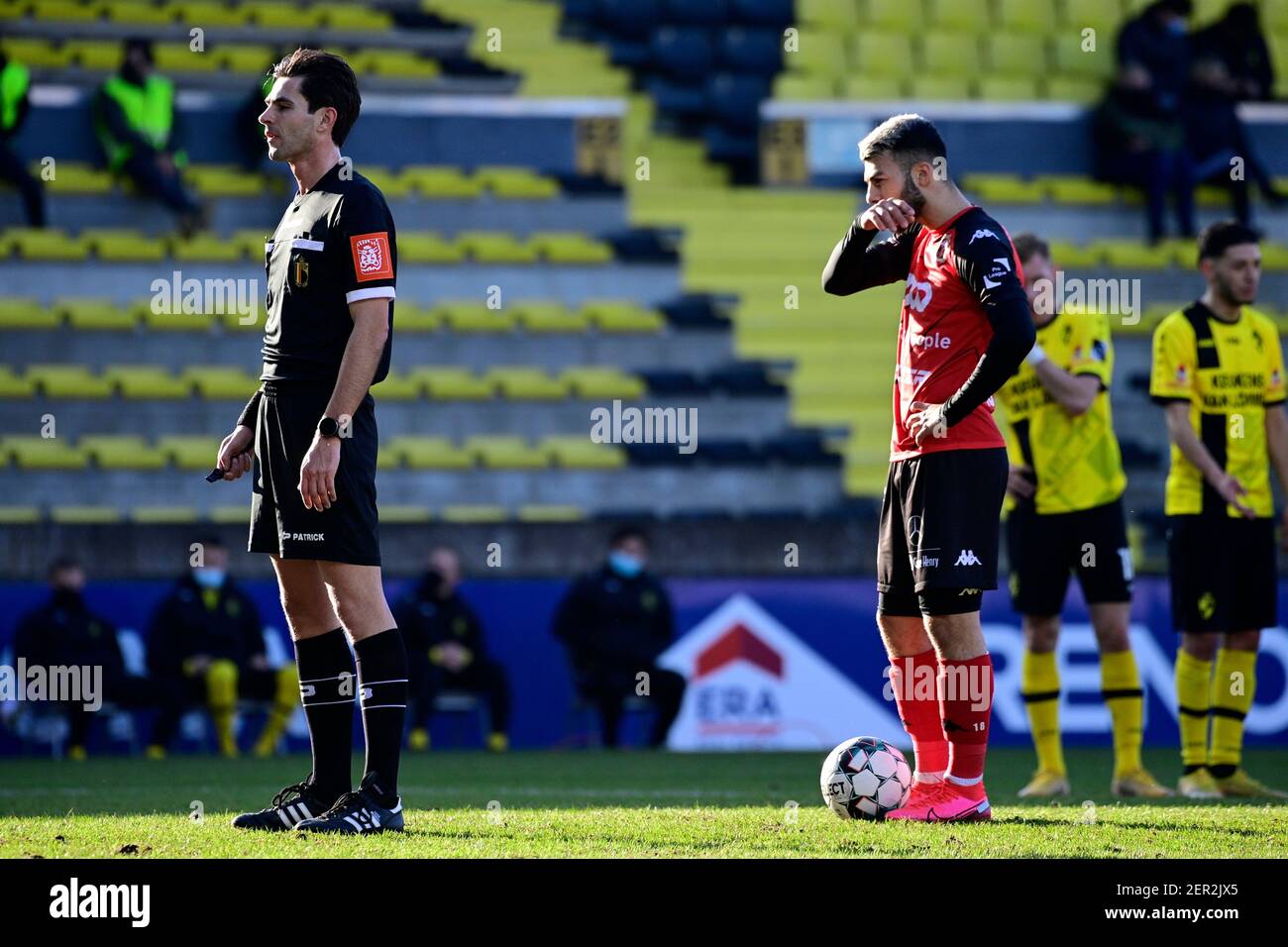 referee Laurent Willems and Seraing's Georges Mikautadze pictured during a soccer match between Lierse Kempenzonen and RFC Seraing, Sunday 28 February Stock Photo
