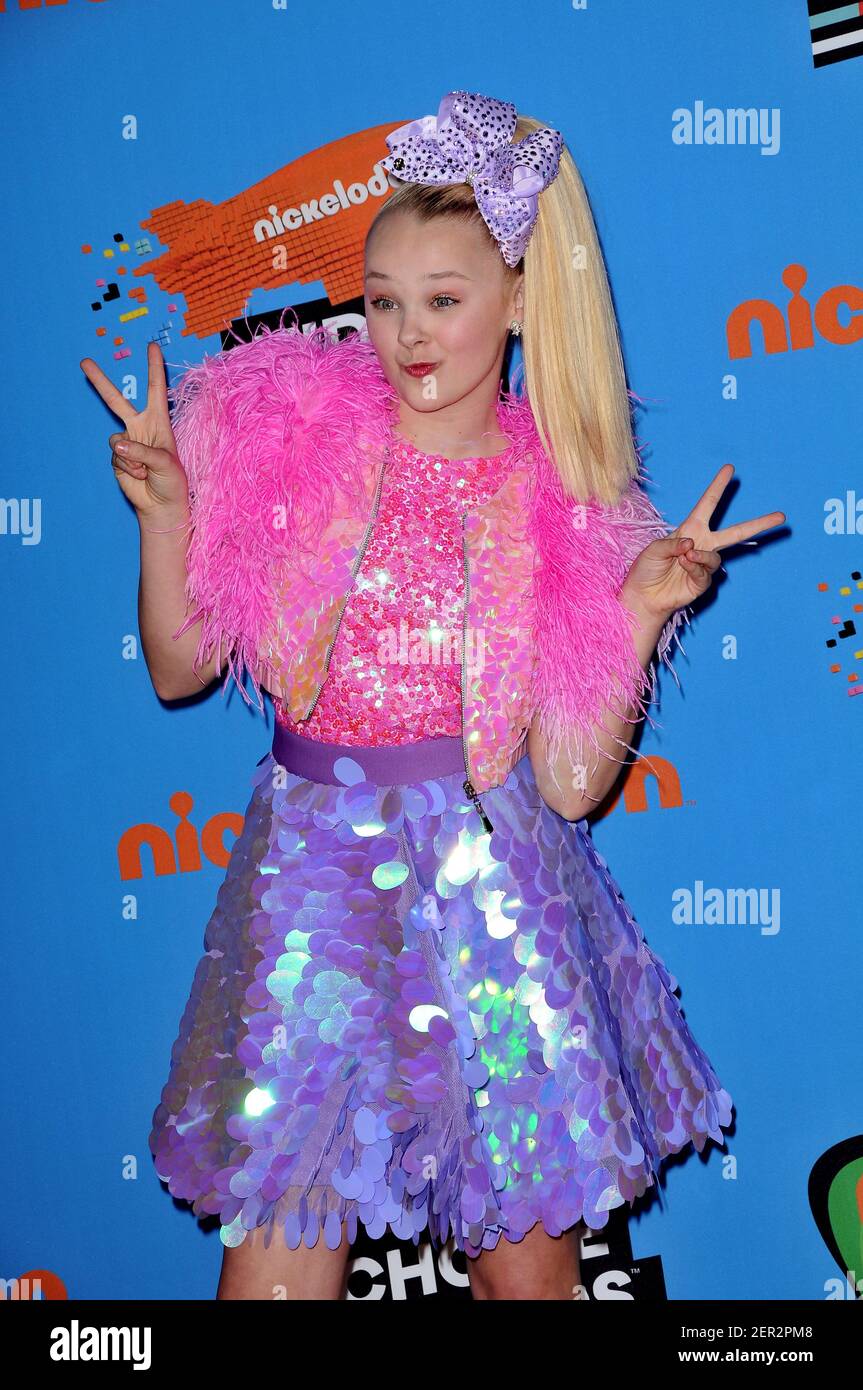 JoJo Siwa walking on the red carpet during the 2018 Nickelodeon Kids