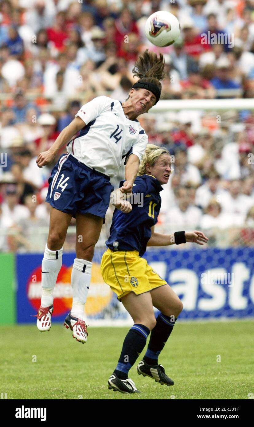 Joy Fawcett of the United States (u14) and Victoria Svensson of Sweden (11) during a 2003 FIFA Women’s World Cup match between the United States and S Stock Photo