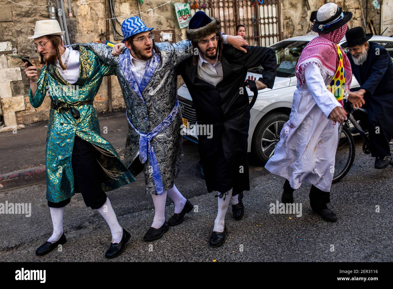 Семьи харедим. Пурим 2023. Пурим в иерусалиме. 24 февраля пурим. Костюмы на праздник пурим.