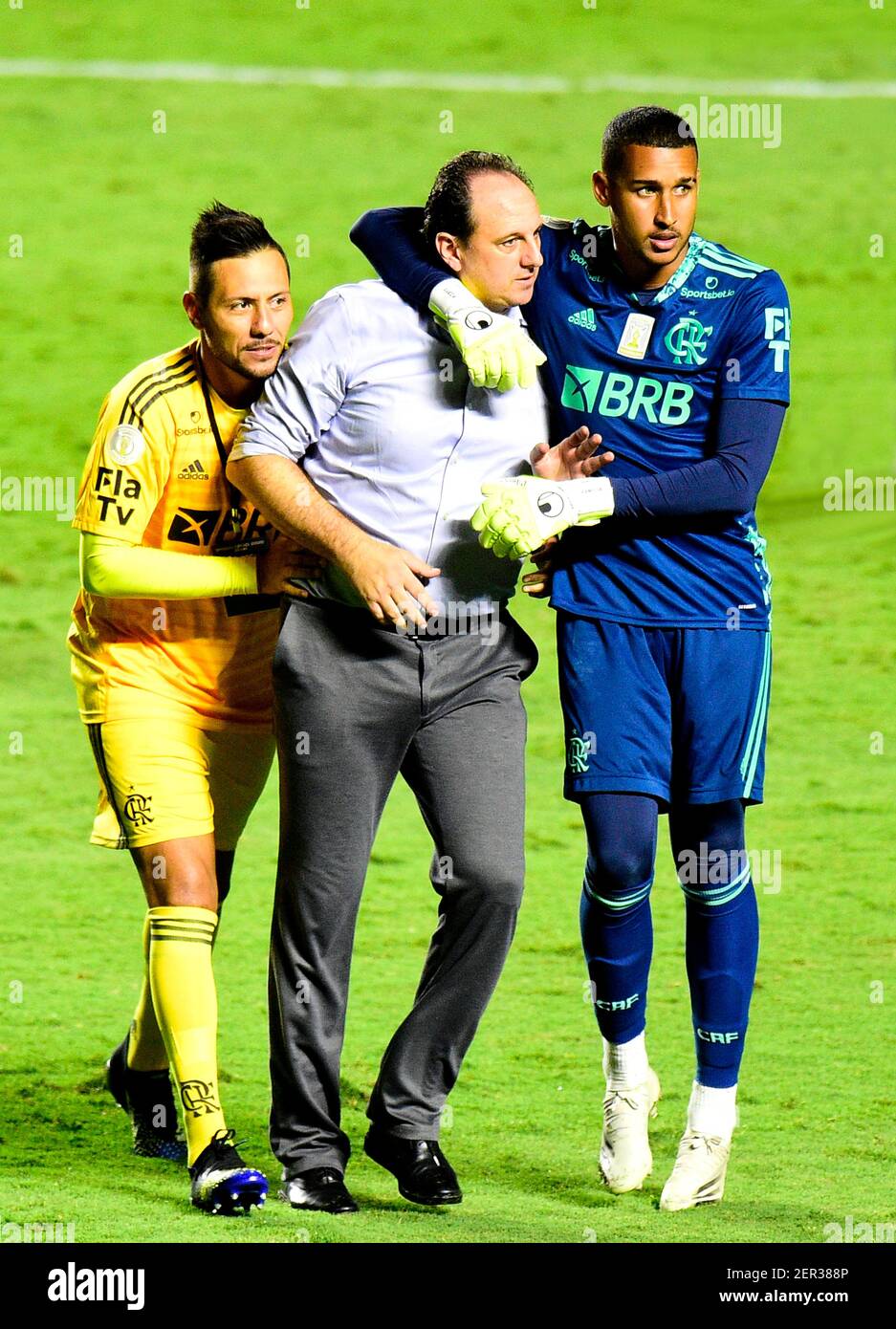 SAO PAULO, BRAZIL - FEBRUARY 25: Head Coach Rogerio Ceni of CR Flamengo  celebrates with Diego Alves and Gabriel Batista the championship ,after a  Brasileirao Serie A 2020 match between Sao Paulo