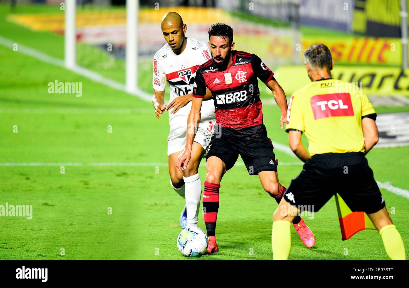 SAO PAULO, BRAZIL - FEBRUARY 25: Mauricio Isla of CR Flamengo competes for the ball with Bruno Alves of Sao Paulo FC ,during the Brasileirao Serie A 2020 match between Sao Paulo FC and CR Flamengo at Morumbi Stadium on February 25, 2021 in Sao Paulo, Brazil. (Photo by MB Media/BPA) Stock Photo