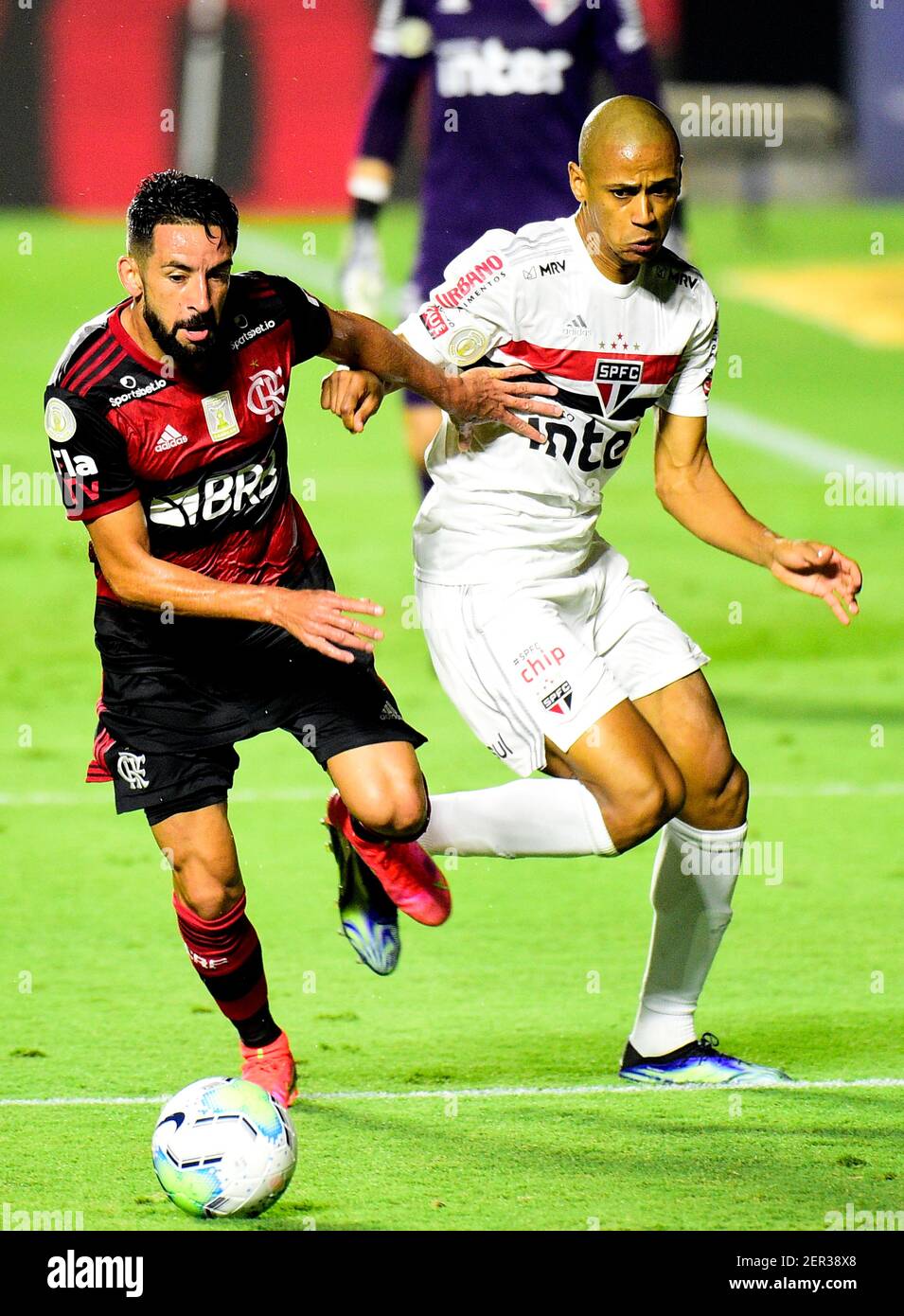 SAO PAULO, BRAZIL - FEBRUARY 25: Mauricio Isla of CR Flamengo competes for the ball with Bruno Alves of Sao Paulo FC ,during the Brasileirao Serie A 2020 match between Sao Paulo FC and CR Flamengo at Morumbi Stadium on February 25, 2021 in Sao Paulo, Brazil. (Photo by MB Media/BPA) Stock Photo