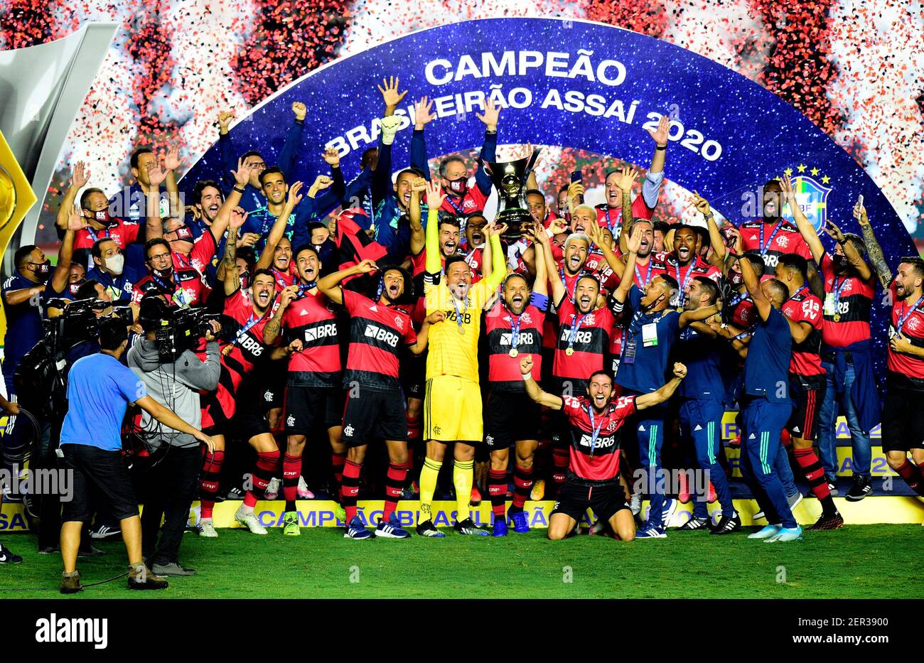 SAO PAULO, BRAZIL - FEBRUARY 25: Head Coach Rogerio Ceni of CR Flamengo  celebrates with Diego Alves and Gabriel Batista the championship ,after a  Brasileirao Serie A 2020 match between Sao Paulo