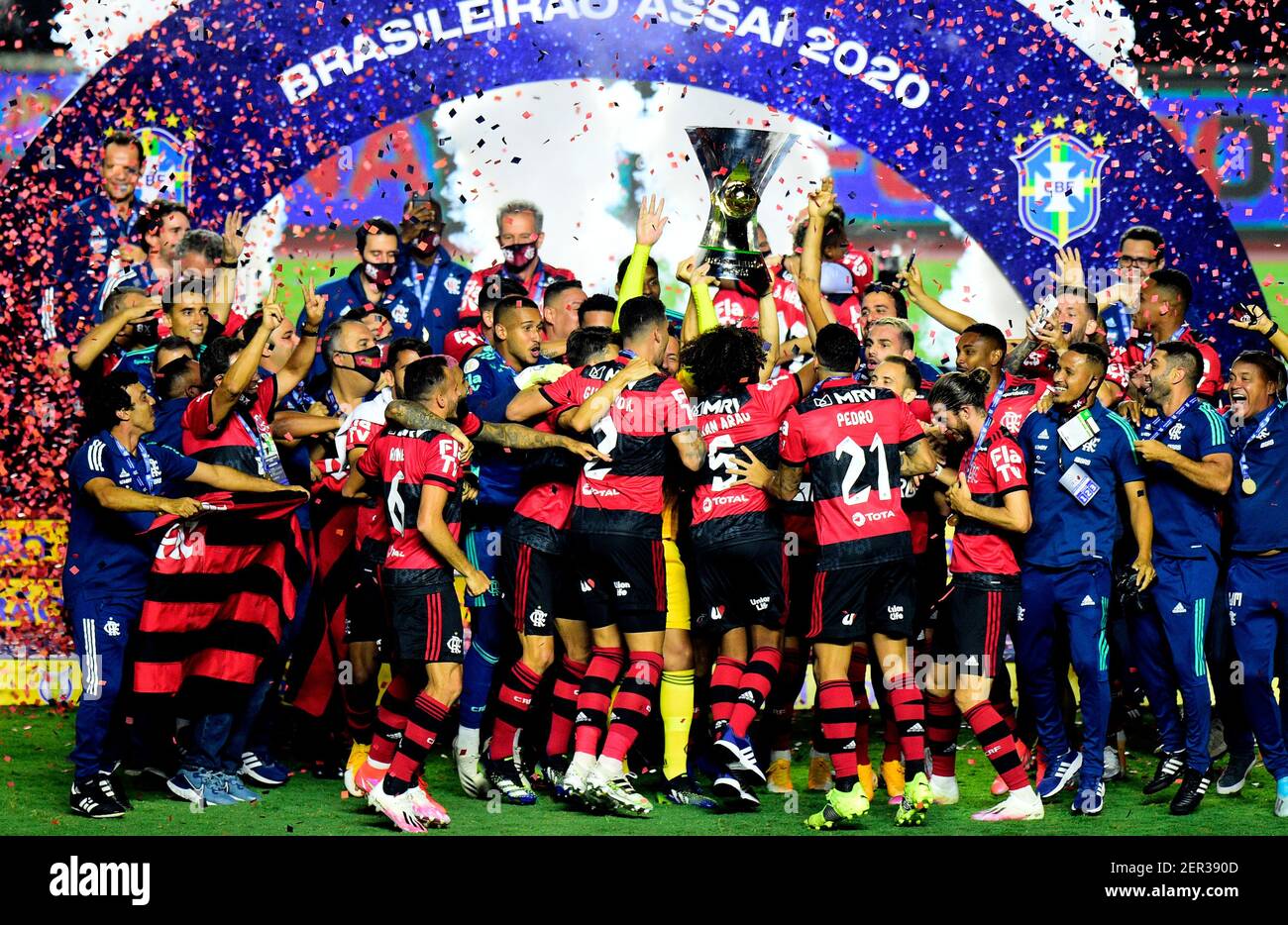 SAO PAULO, BRAZIL - FEBRUARY 25: Head Coach Rogerio Ceni of CR Flamengo  celebrates with Diego Alves and Gabriel Batista the championship ,after a  Brasileirao Serie A 2020 match between Sao Paulo