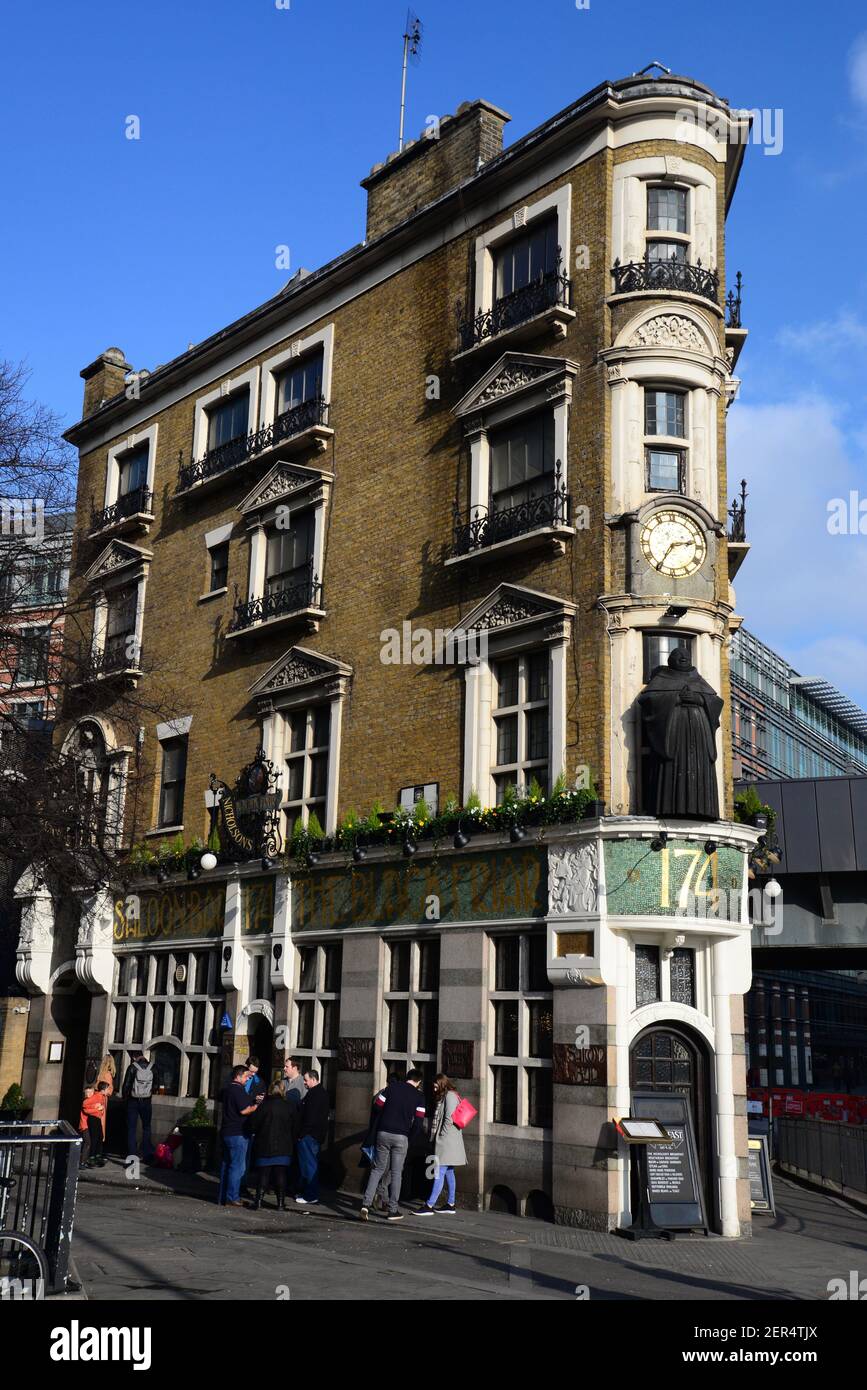 People chatting and drinking outside The Blackfriar pub, London Stock Photo