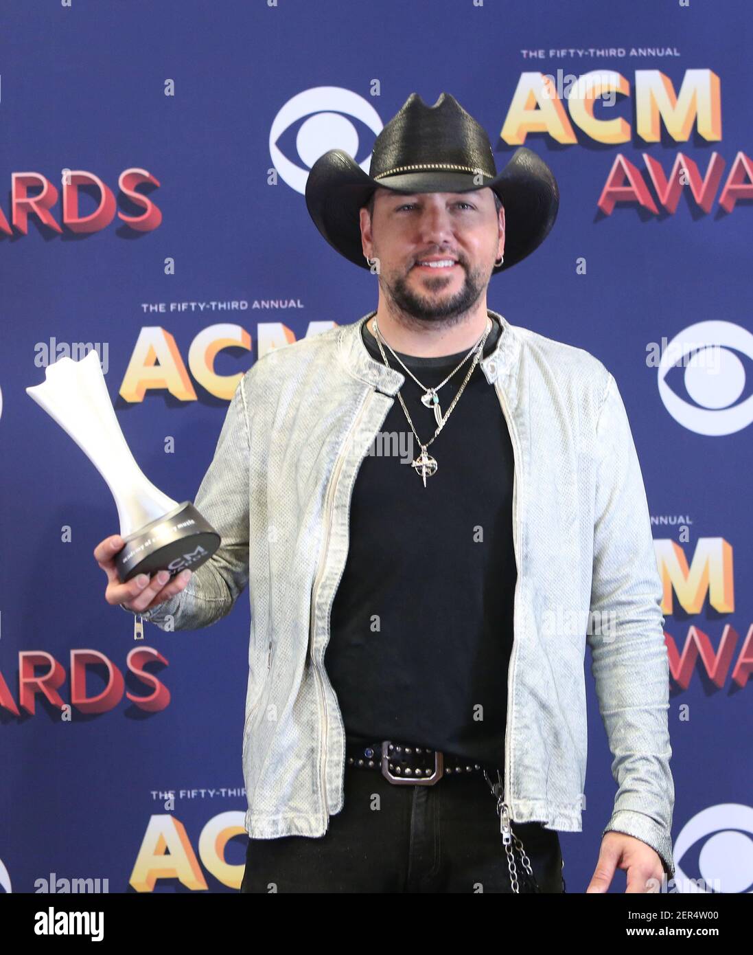Jason Aldean poses for photo after winning entertainer of the year