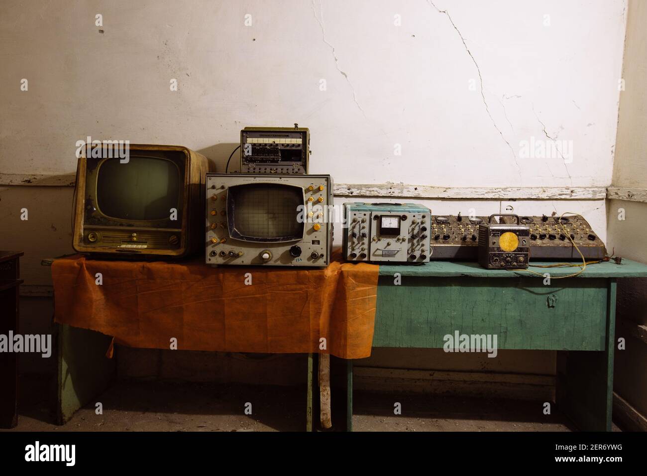 Antique war radio transmitter in bunker hi-res stock photography and images  - Alamy