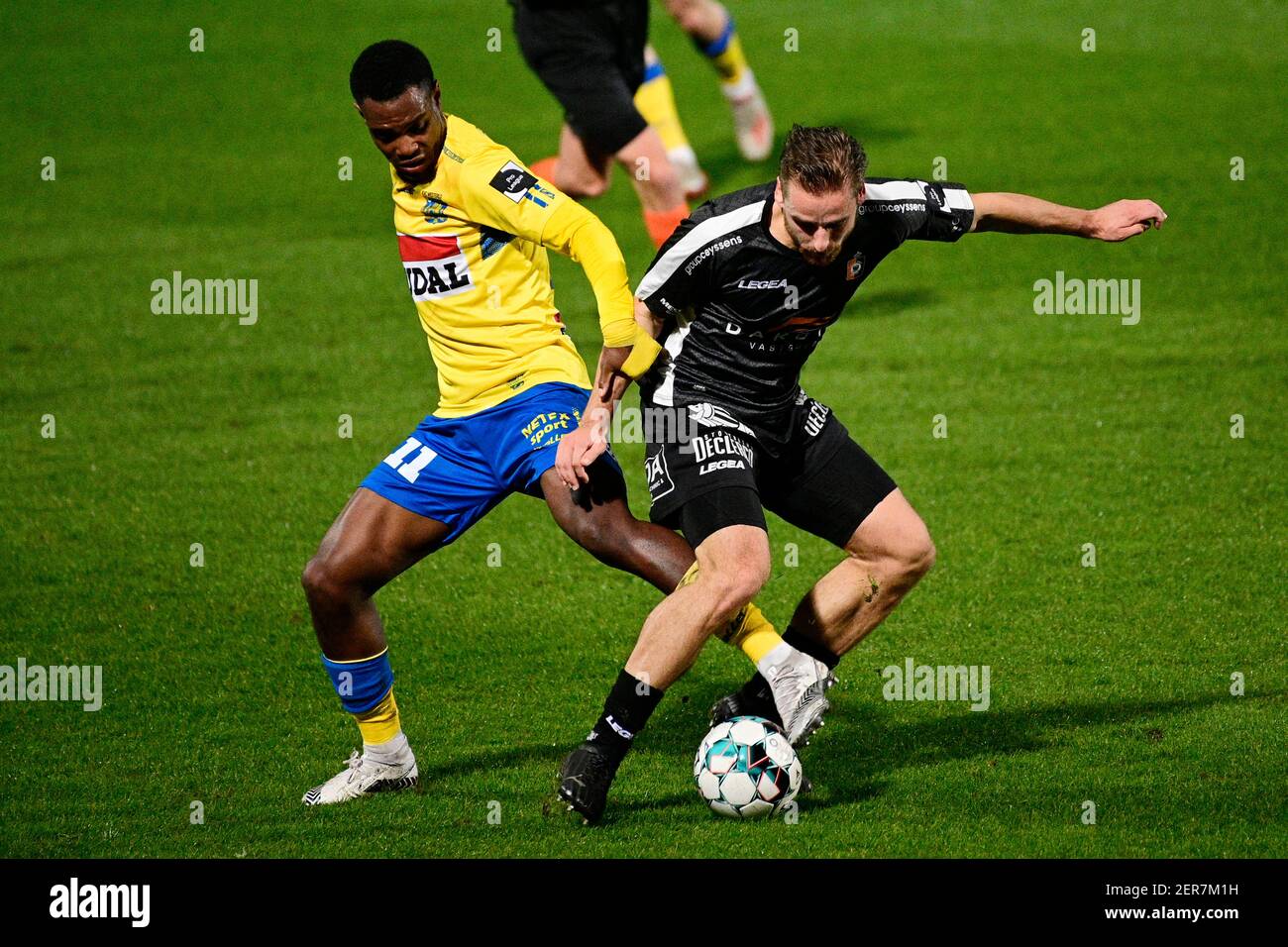 Westerlo's Ange-Freddy Pluman and Deinze's Alessio Staelens fight for the ball during a soccer match between KVC Westerlo and KMSK Deinze, Sunday 28 F Stock Photo