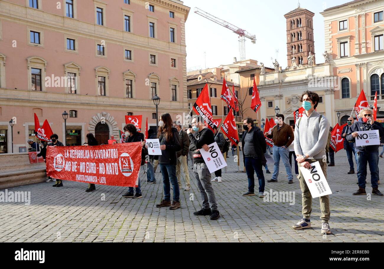 Roma, manifestazione del Partito Comunista Italiano, in Piazza San Silvestro , contro il governo Draghi Stock Photo