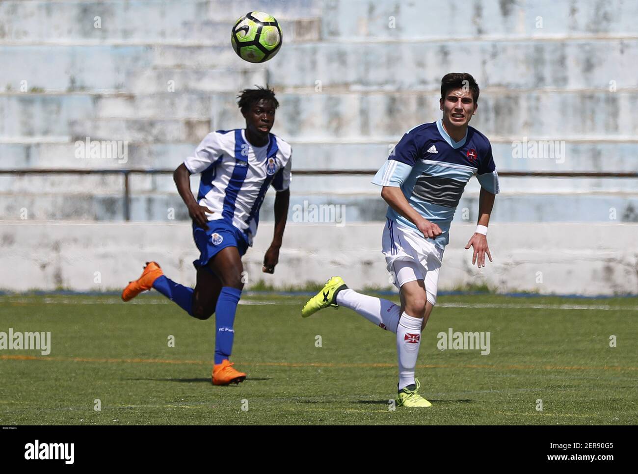 Lisboa, 26/05/2018 - O jogador do Belenenses João Guerra (D), disputa a  bola com o jogador do Futebol Clube do Porto, Seco Sani (E), durante o jogo  da quarta jornada do campeonato