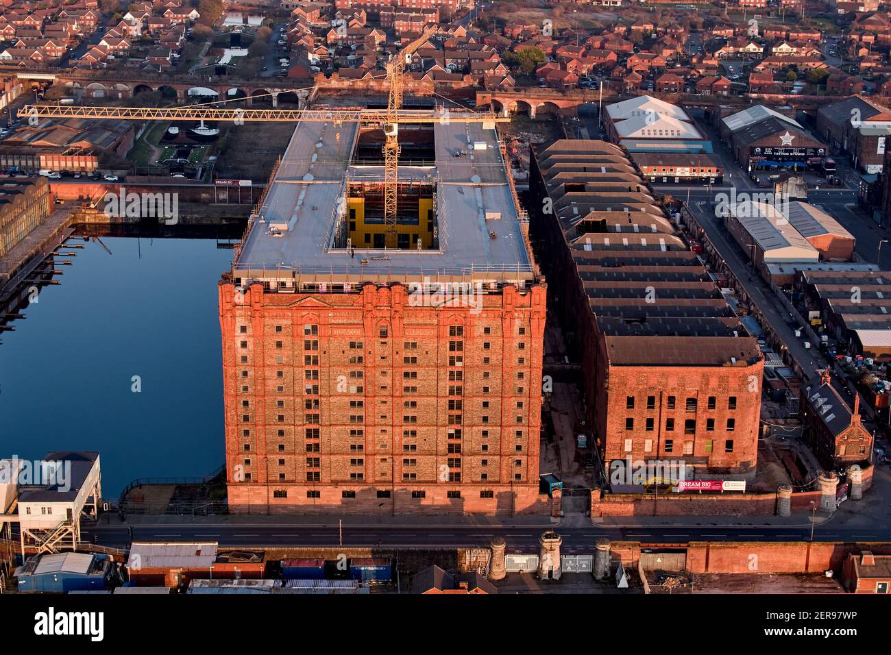 Tobacco Warehouse is a grade II listed building and is the world's largest brick warehouse. Constructed in 1901 standing 125 feet high in Stanley Dock Stock Photo