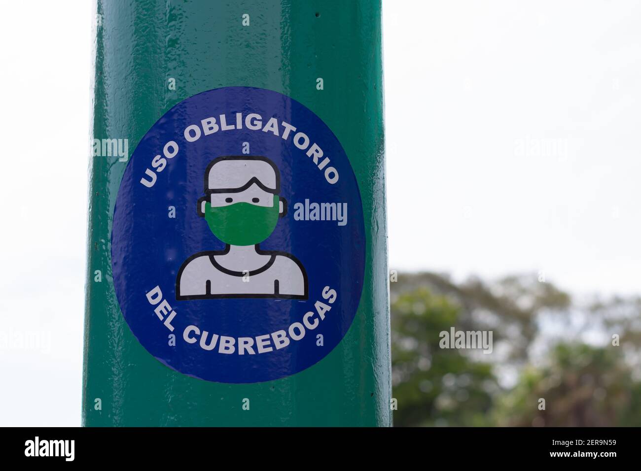 Sign indicating in spanish mandatory use of face mask Stock Photo Alamy