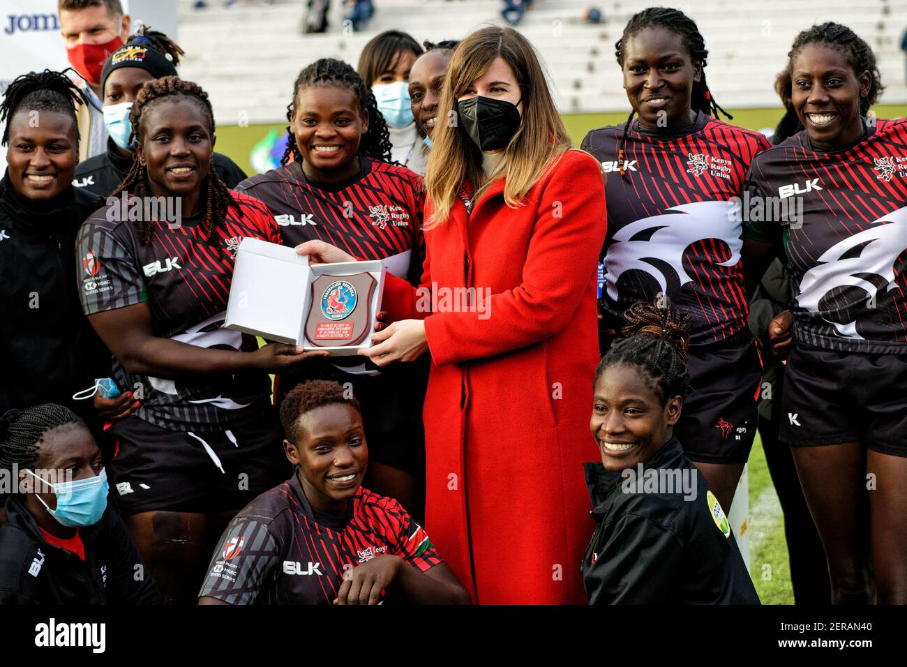 Madrid, Spain. 28th Feb, 2021. Sofia Miranda, head of the Sports Delegate Area of the Madrid City Council, presents the award to the Kenyan women's team as the second classified. Complutense University, Madrid, Spain. Credit: EnriquePSans / Alamy Live News Stock Photo