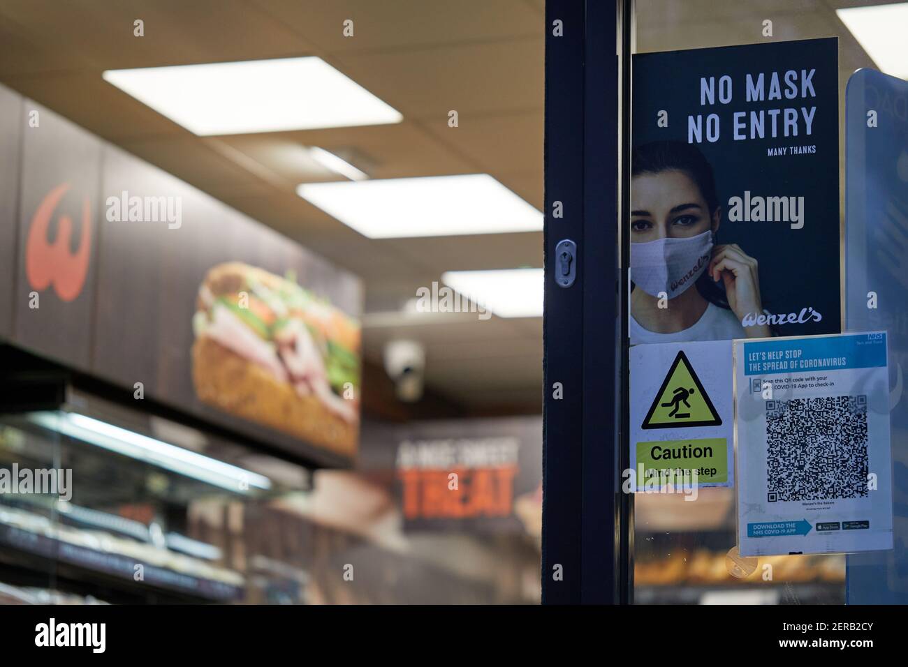 London, UK - 25 Feb 2021: A 'No Mask No Entry' sign on a London bakery shop during the coronavirus pandemic. Concerns have been raised about the impact of  such notices on those medically exempt. Stock Photo