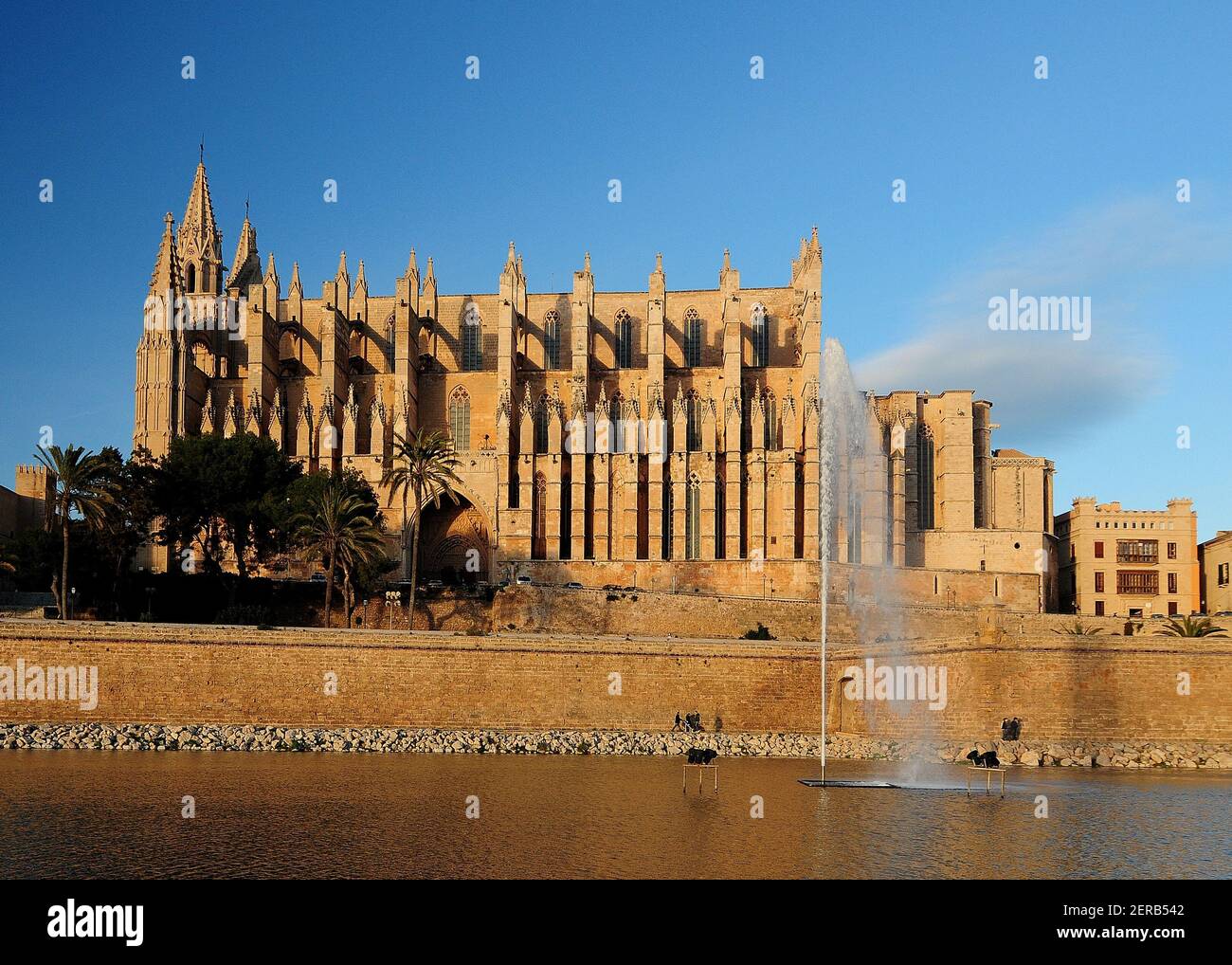 Golden water fountain hires stock photography and images Alamy
