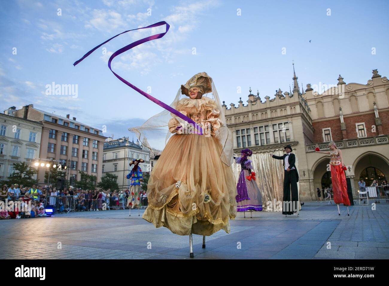 overskud binding paraply The Kiev Street Theatre 'Highlights' from Ukraine performances 'Dance  Pageant' during the 31 ULICA International Street Theatre Festival at the  Main Square in Krakow, Poland on July 8, 2018. The annual festival