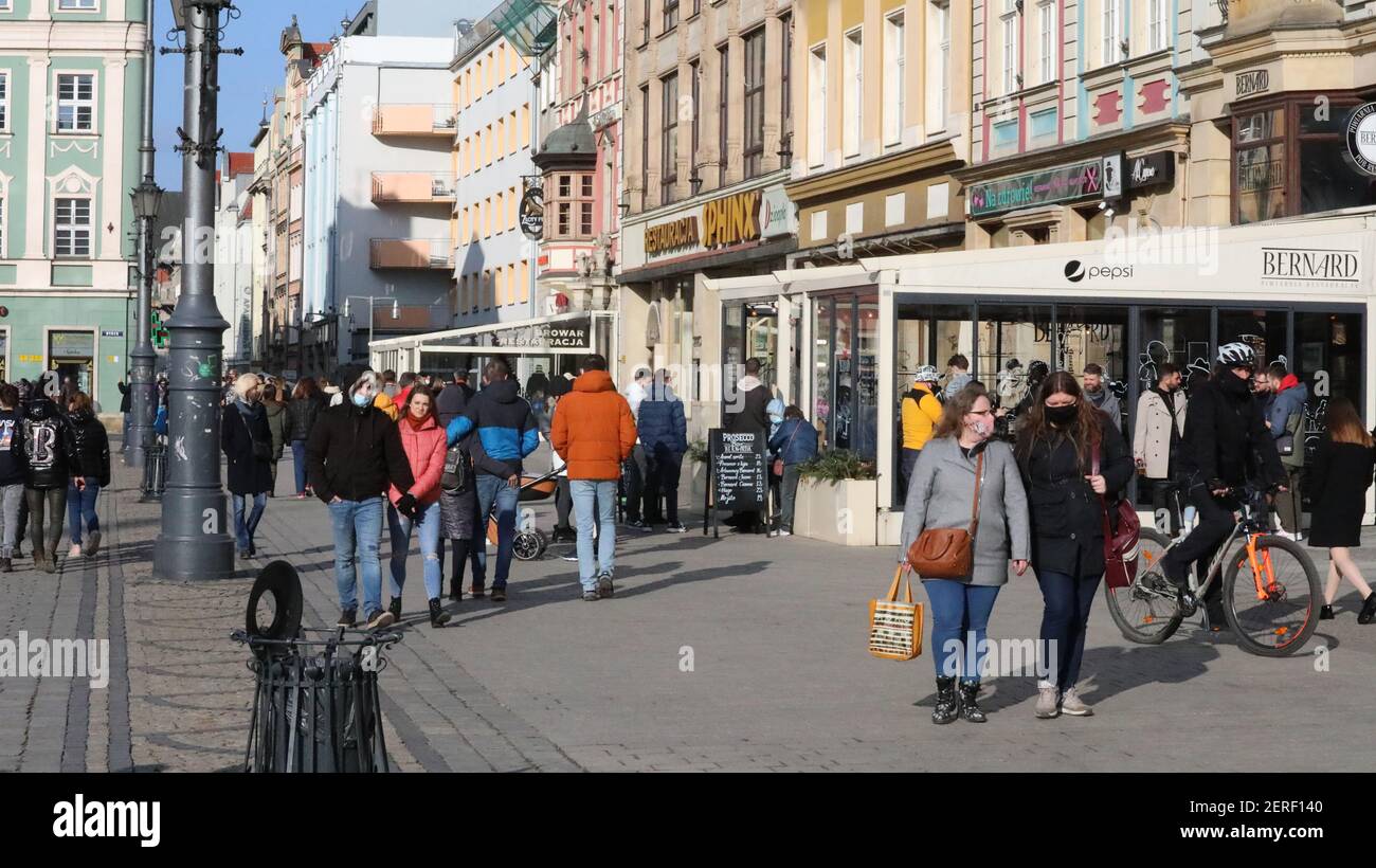 Im niederschlesischen Wroclaw, deutsch Breslau,herrschte am letzten Februar-Wochenende bei frühlingshaften Temperaturen, trotz Corona Pandemie, reges Stock Photo