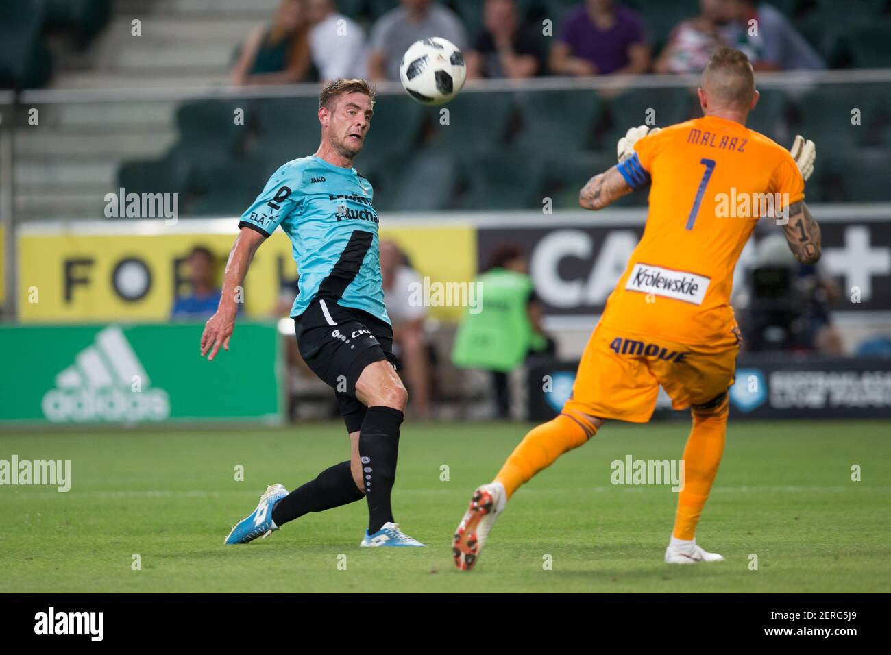 09.08.2018, Warszawa, pilka nozna, Liga Europy, kwalifikacje, 3. runda,  Legia Warszawa - F91 Dudelange, N/z David Turpel (Dudelange), Arkadiusz  Malarz (Legia), fot. Tomasz Jastrzebowski / Foto Olimpik ----- 09.08.2018,  Warsaw, football, Europa