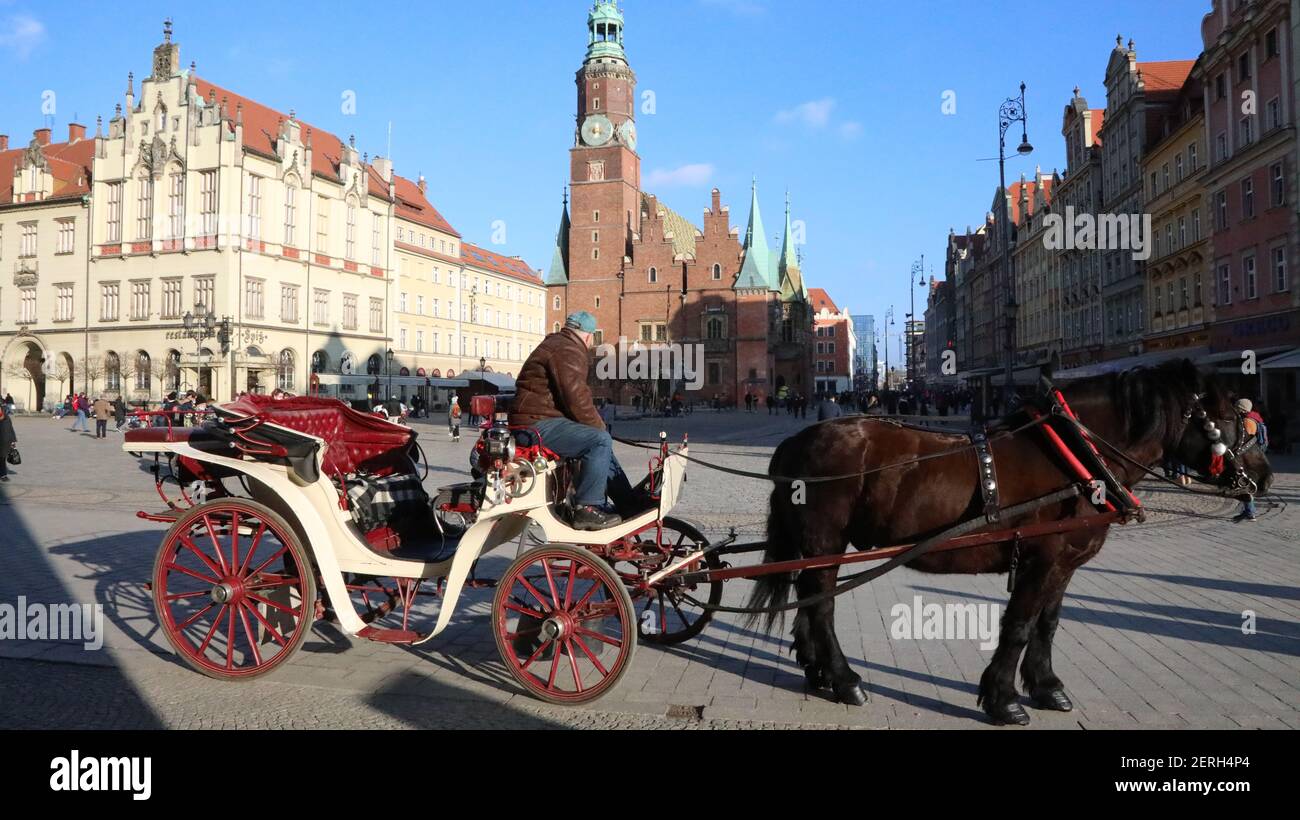 Im niederschlesischen Wroclaw, deutsch Breslau,herrschte am letzten Februar-Wochenende bei frühlingshaften Temperaturen, trotz Corona Pandemie, reges Stock Photo