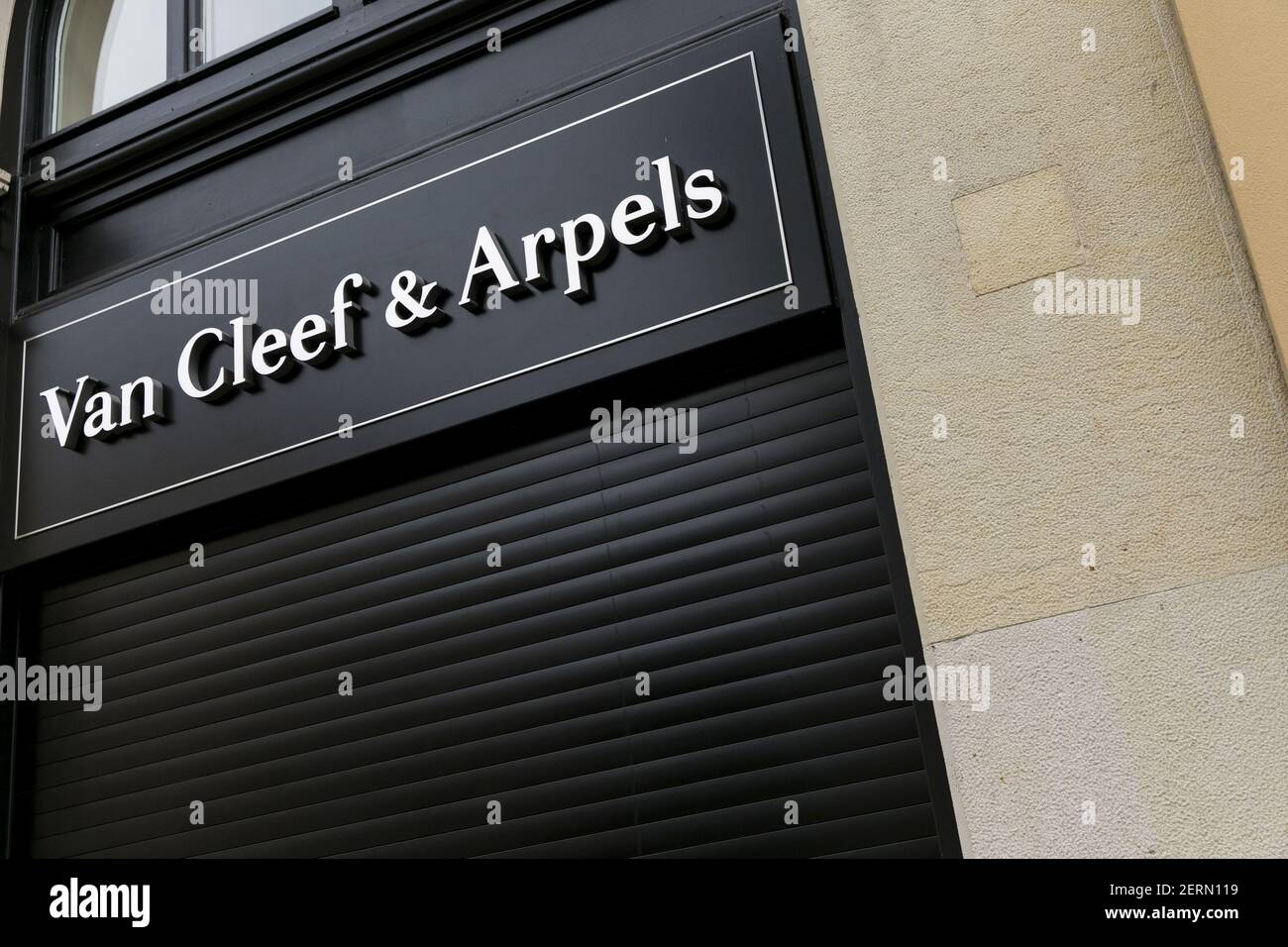 A logo sign outside of a Van Cleef & Arpels retail store in Munich