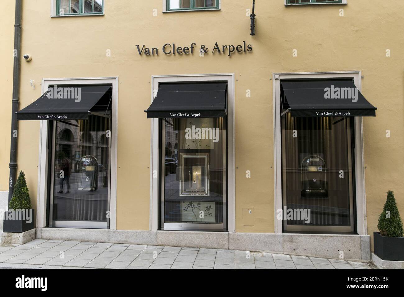 A logo sign outside of a Van Cleef & Arpels retail store in Munich
