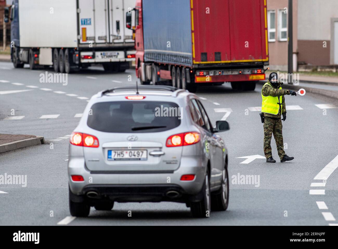 Nachod, Czech Republic. 27th Feb, 2021. Polish border guards inspect cars heading to Poland at the border in Nachod/Kudowa Zdroj in Czech Republic, on February 27, 2021. Passengers arriving in Poland from the Czech Republic and Slovakia will be quarantined from this day, unless they have a negative test or vaccination with two doses of covid-19 vaccine. Credit: David Tanecek/CTK Photo/Alamy Live News Stock Photo