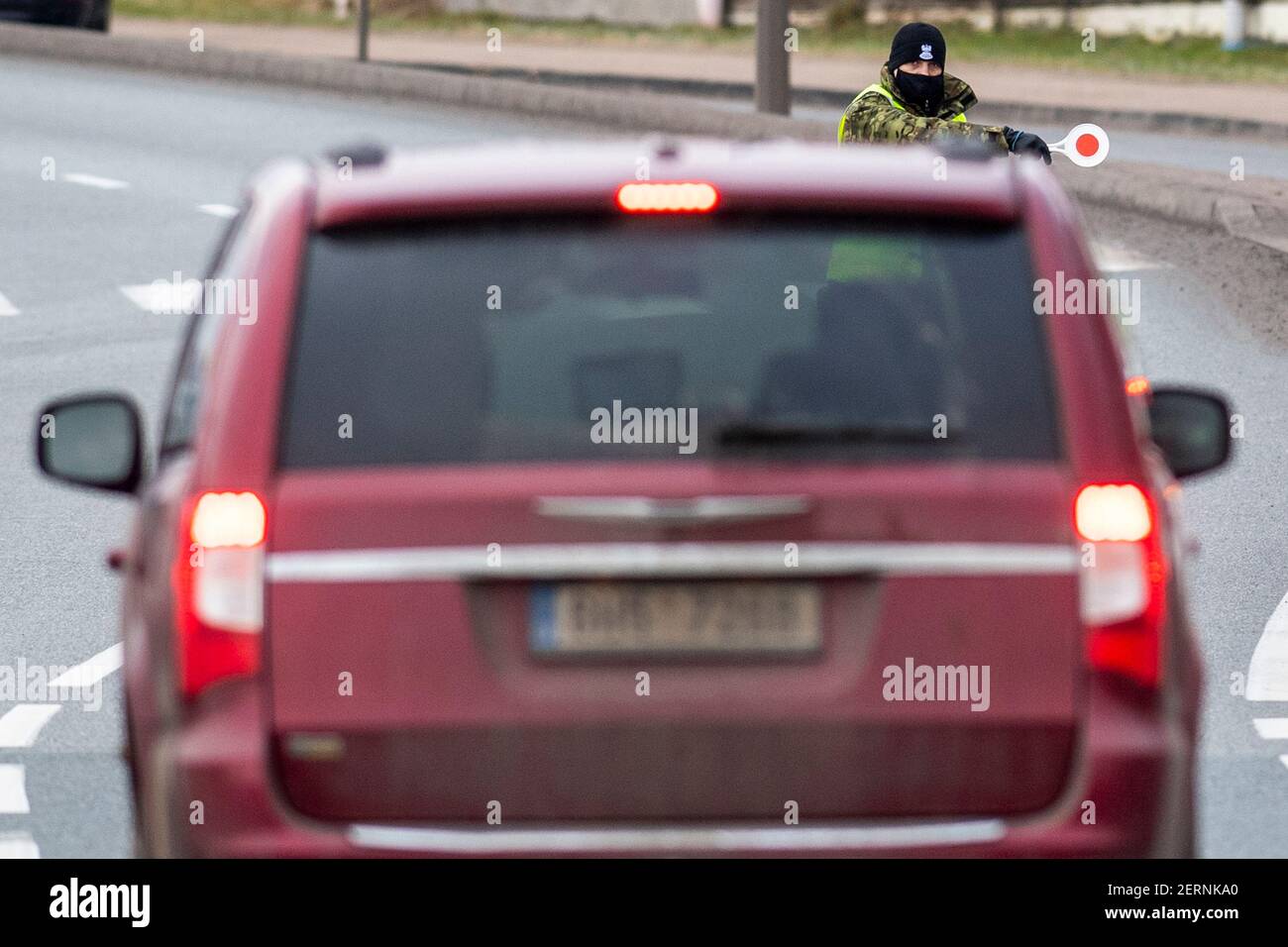 Nachod, Czech Republic. 27th Feb, 2021. Polish border guards inspect cars heading to Poland at the border in Nachod/Kudowa Zdroj in Czech Republic, on February 27, 2021. Passengers arriving in Poland from the Czech Republic and Slovakia will be quarantined from this day, unless they have a negative test or vaccination with two doses of covid-19 vaccine. Credit: David Tanecek/CTK Photo/Alamy Live News Stock Photo