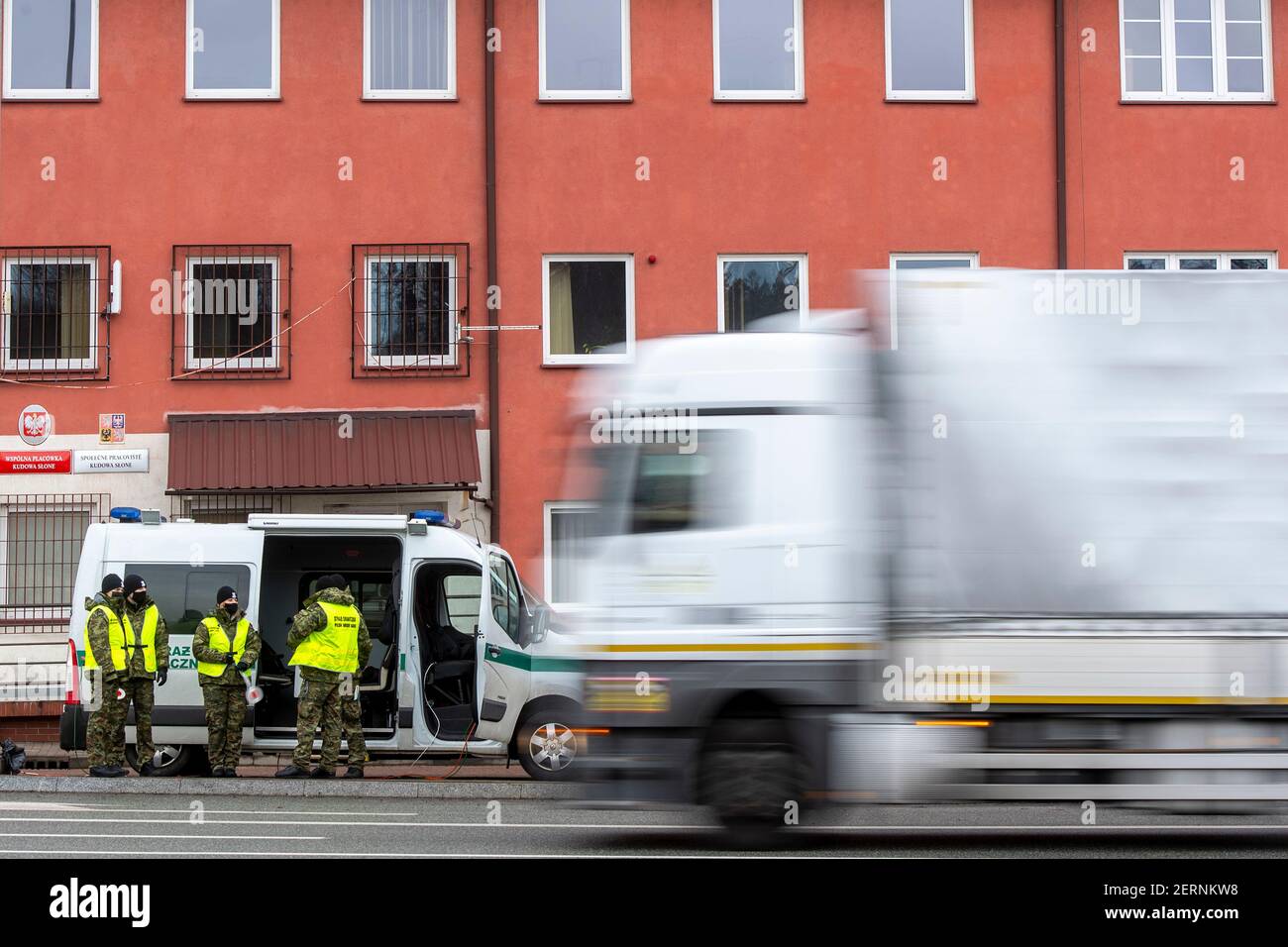 Nachod, Czech Republic. 27th Feb, 2021. Polish border guards inspect cars heading to Poland at the border in Nachod/Kudowa Zdroj in Czech Republic, on February 27, 2021. Passengers arriving in Poland from the Czech Republic and Slovakia will be quarantined from this day, unless they have a negative test or vaccination with two doses of covid-19 vaccine. Credit: David Tanecek/CTK Photo/Alamy Live News Stock Photo