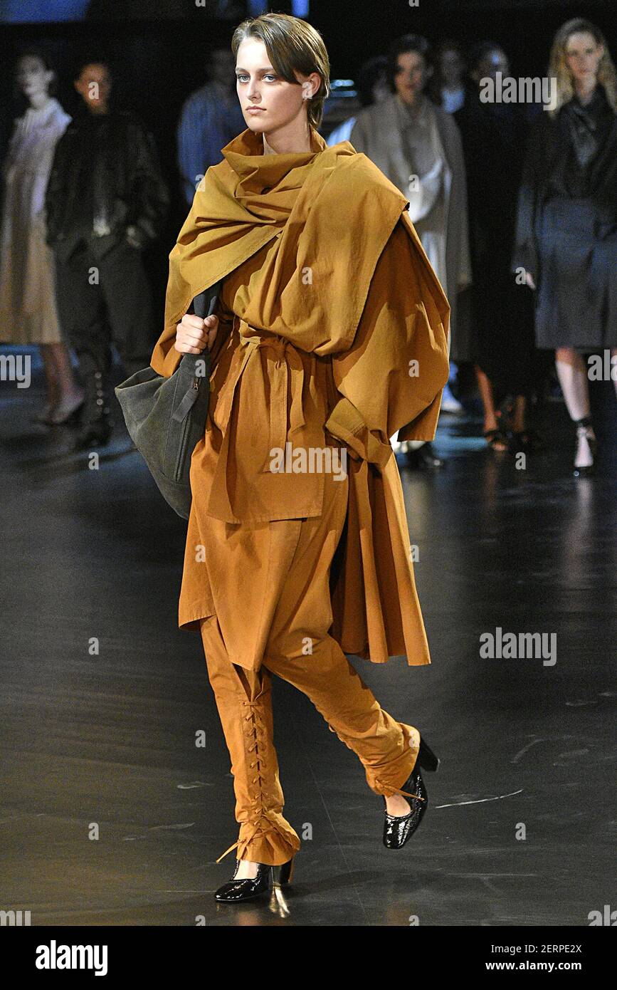Shining at tiltrække galning Model walks on the runway during the Lemaire Fashion Show during Paris  Fashion Week Spring Summer 2019 held in Paris, France on September 26,  2018. (Photo by Jonas Gustavsson/Sipa USA Stock Photo - Alamy