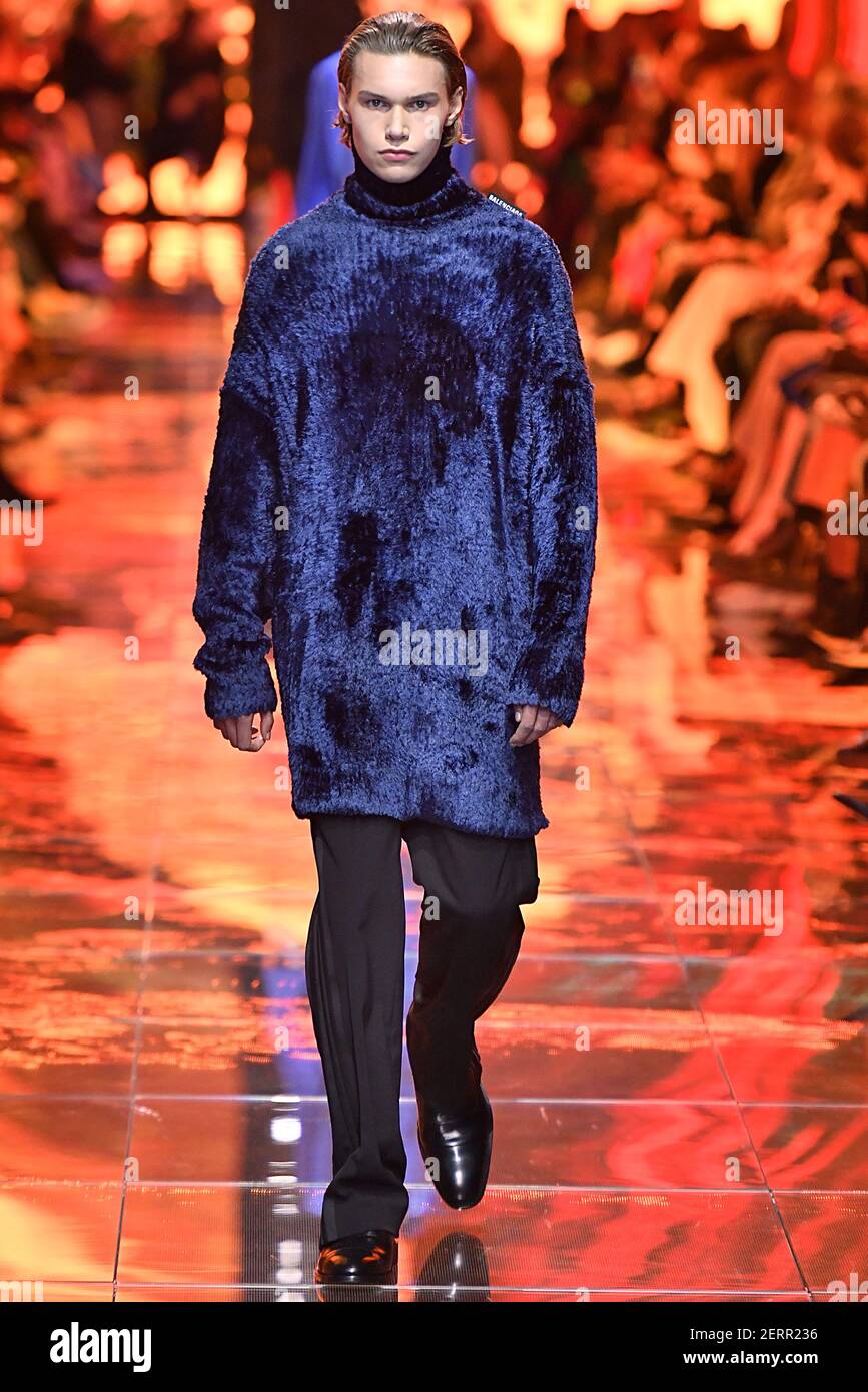 Mand Tulpen herten Model walks on the runway during the Balenciaga Fashion Show during Paris  Fashion Week Spring Summer 2019 held in Paris, France on September 30,  2018. (Photo by Jonas Gustavsson/Sipa USA Stock Photo - Alamy