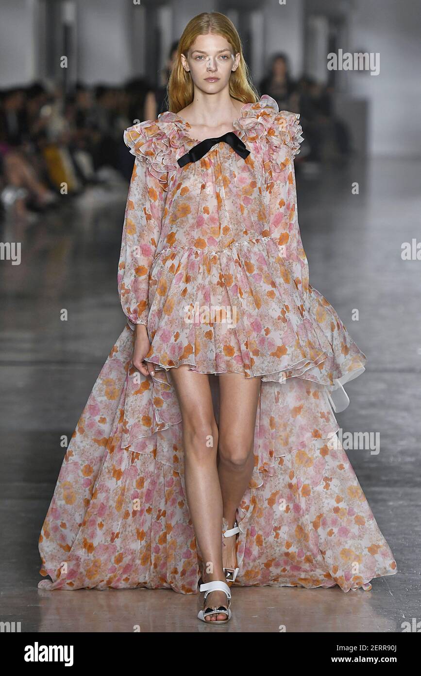 Model Eliza Kallmann Walks On The Runway During The Giambattista Valli model-eliza-kallmann-walks-on-the-runway-during-the-giambattista-valli