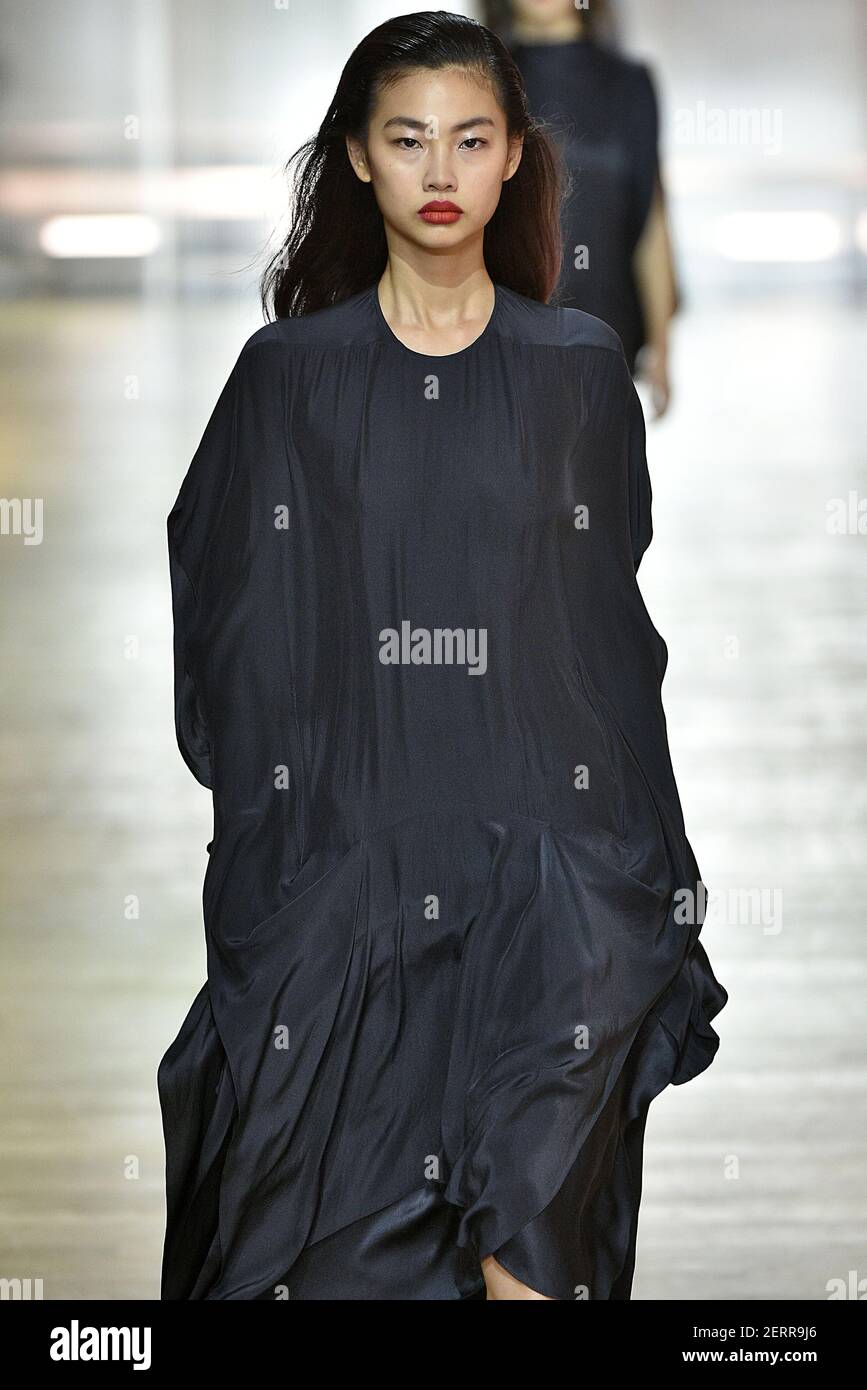 Street style, model Hoyeon Jung after Schiaparelli Fall-Winter 2018-2019  Haute Couture show held at Opera Garnier, in Paris, France, on July 2nd,  2018. Photo by Marie-Paola Bertrand-Hillion/ABACAPRESS.COM Stock Photo -  Alamy