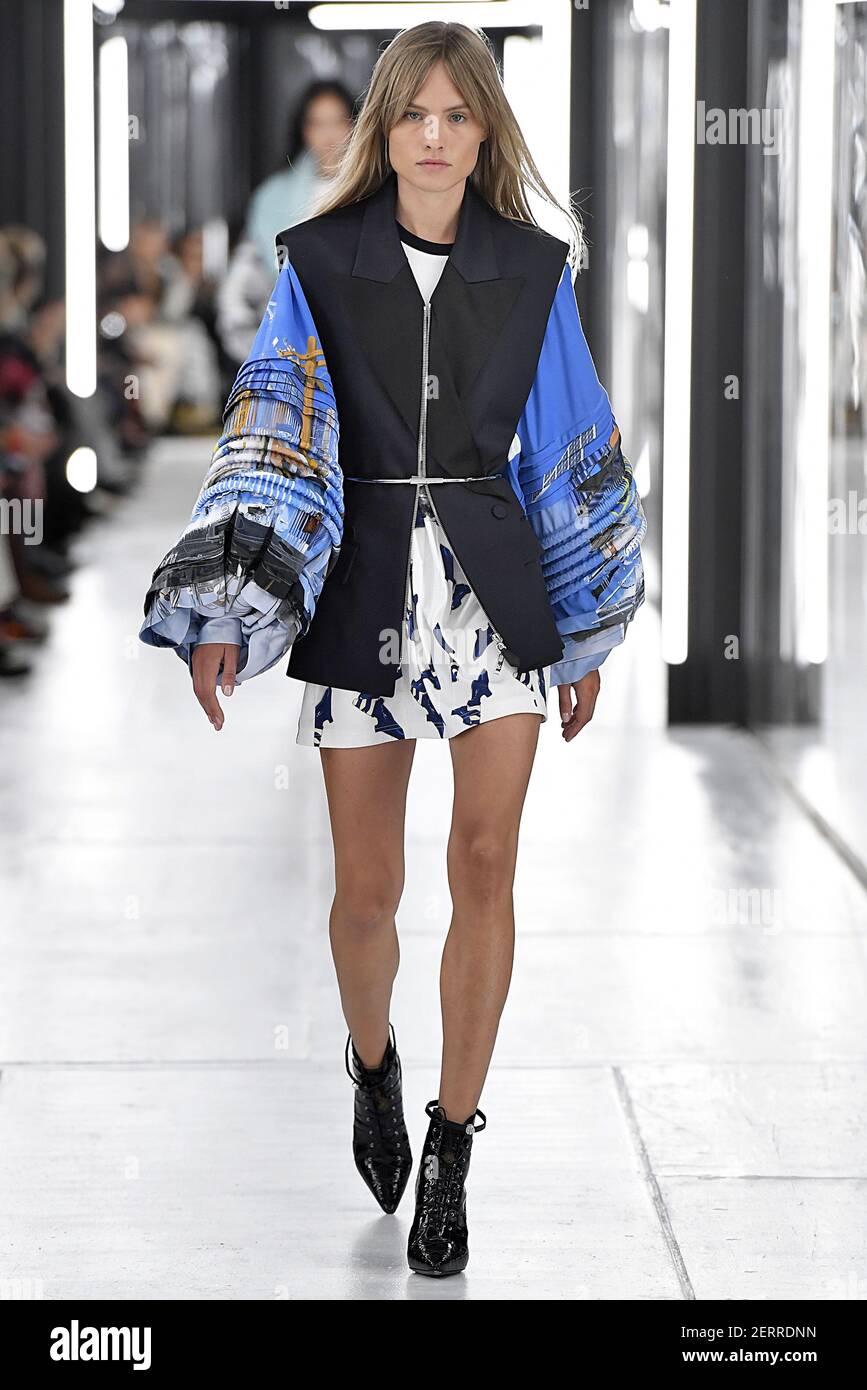 Paris France March Model Walks Runway Louis Vuitton Show Part – Stock  Editorial Photo © fashionstock #215066520