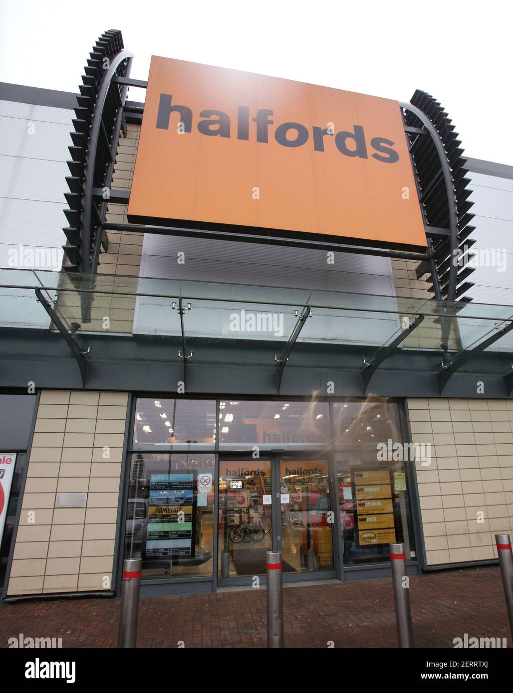 Page 3 Halfords Store High Resolution Stock Photography And Images Alamy