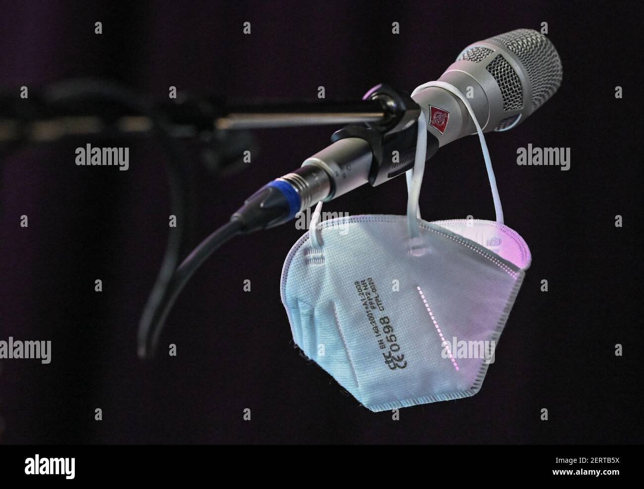 27 February 21 Brandenburg Frankfurt Oder An Ffp 2 Mask Hangs From A Microphone Of A Singer Of The Band The Murmeltears On The Stage Of The Kulturmanufaktur Gerstenberg In Frankfurt Oder The