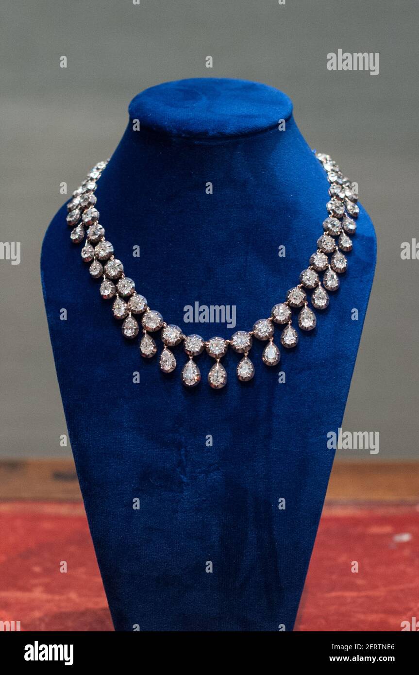 Superb diamond Parure (est $300,000-500,000) part of the Jewels ...