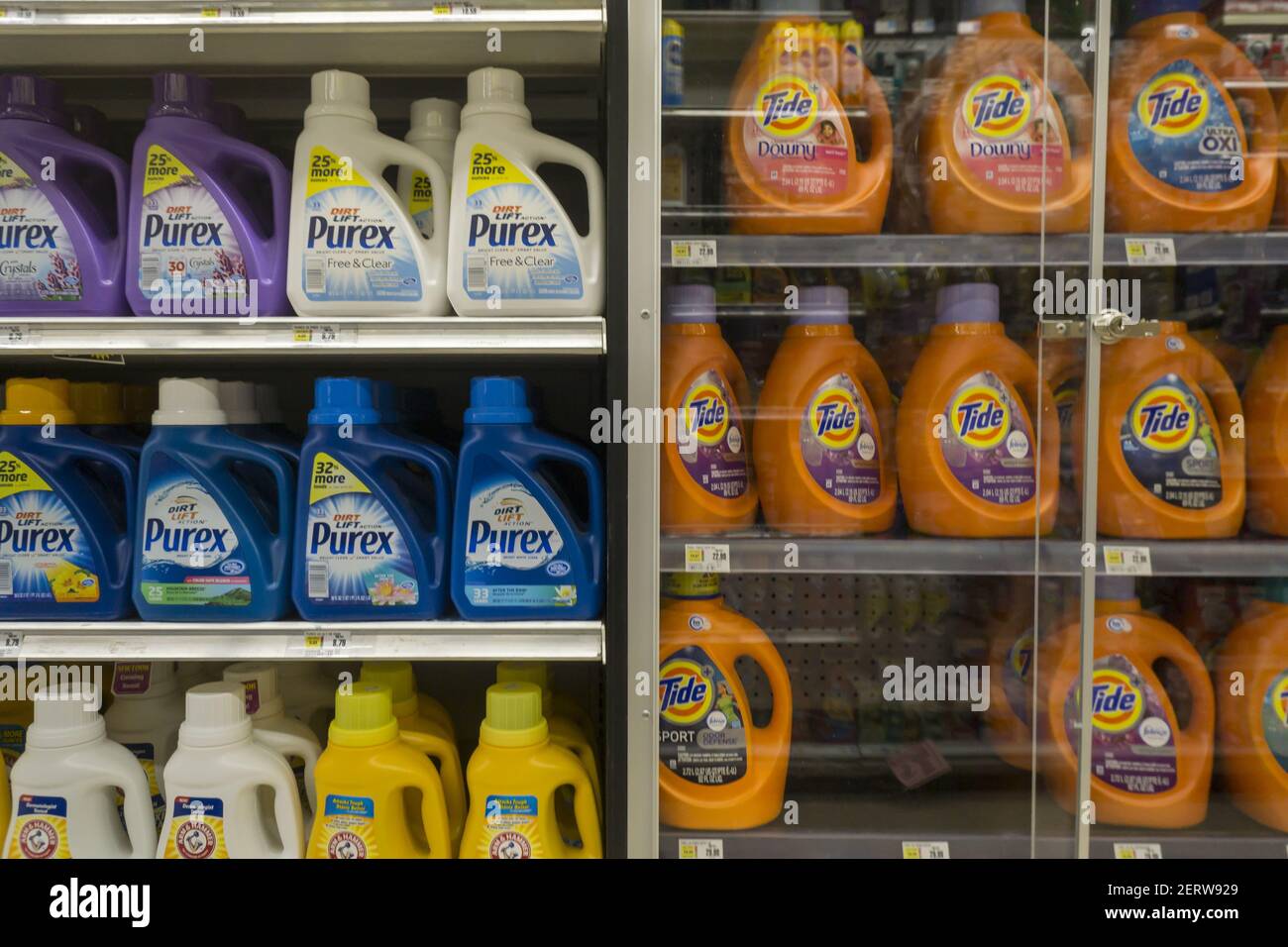Laundry detergent supermarket usa High Resolution Stock Photography and