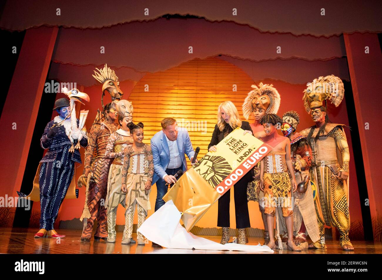 Bevoorrecht Gelach stoeprand Albert Verlinde and Linda de Mol during the second anniversary of The Lion  King at the AFAS Circus Theater in Scheveningen, the LINDA.foundation by  Linda de Mol will receive a 50,000 checue. (
