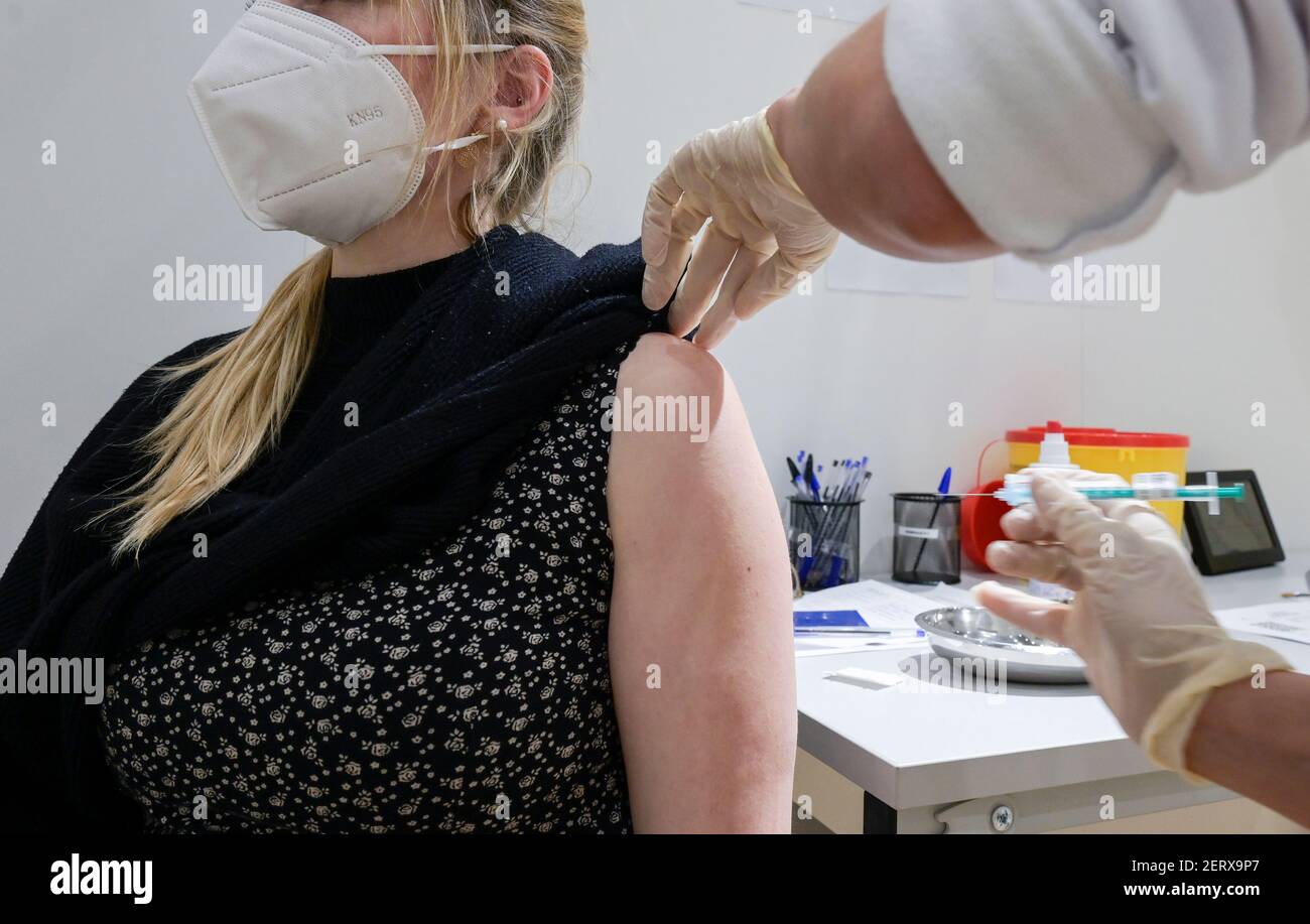 GERMANY, Hamburg, Corona Virus, Covid-19, corona pandemic, largest vaccination center in Germany, for daily max 7000 people, vaccination with Astra Zeneca , image MR Modelrelease yes Stock Photo