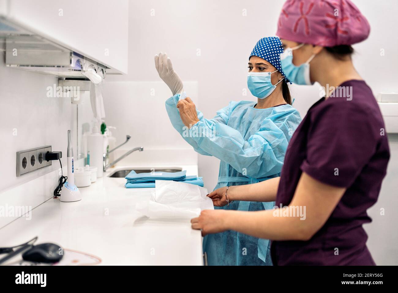 Woman wearing hair net hi-res stock photography and images - Alamy