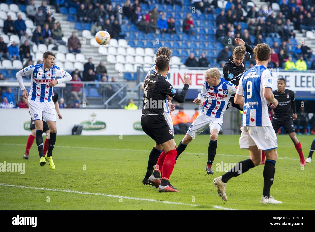 Heerenveen Football 04 11 2018 Sc Heerenveen Fc Emmen Abe Lenstra Stadium Season 2018 2019 1 1 Dutch Eredivisie Fc Emmen Player Reuven Niemeijer R Scores The 1 1 During The Match Sc Heerenveen