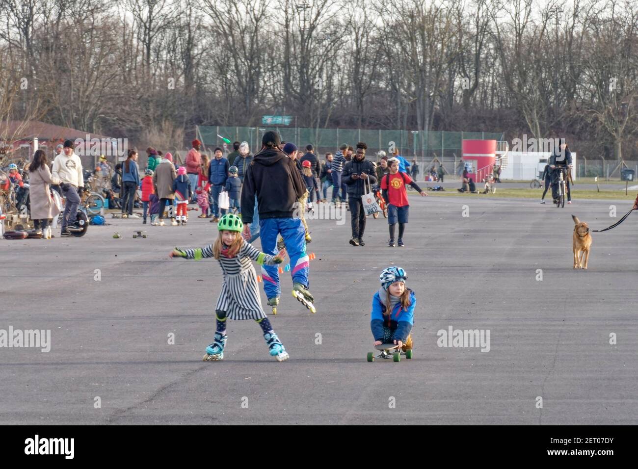 Vorfruehling Mitte Februar 2021 in Berlin, Tempelhofer Feld, Menschen bei Freizeitaktivitaeten  auf der Startbahn und Landebahn auf dem ehemaligen Flu Stock Photo