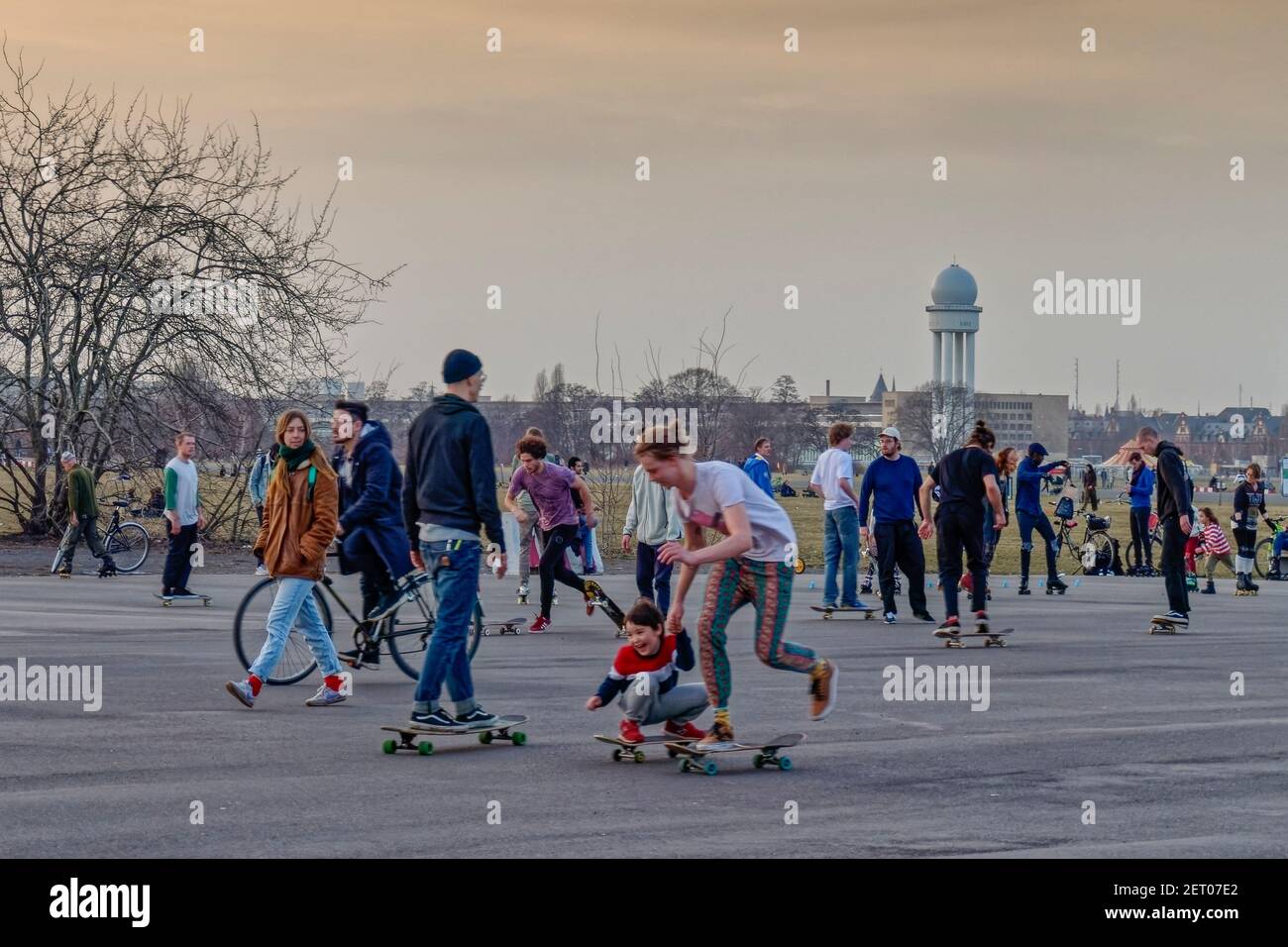 Vorfruehling Mitte Februar 2021 in Berlin, Tempelhofer Feld, Menschen bei Freizeitaktivitaeten  auf der Startbahn und Landebahn auf dem ehemaligen Flu Stock Photo
