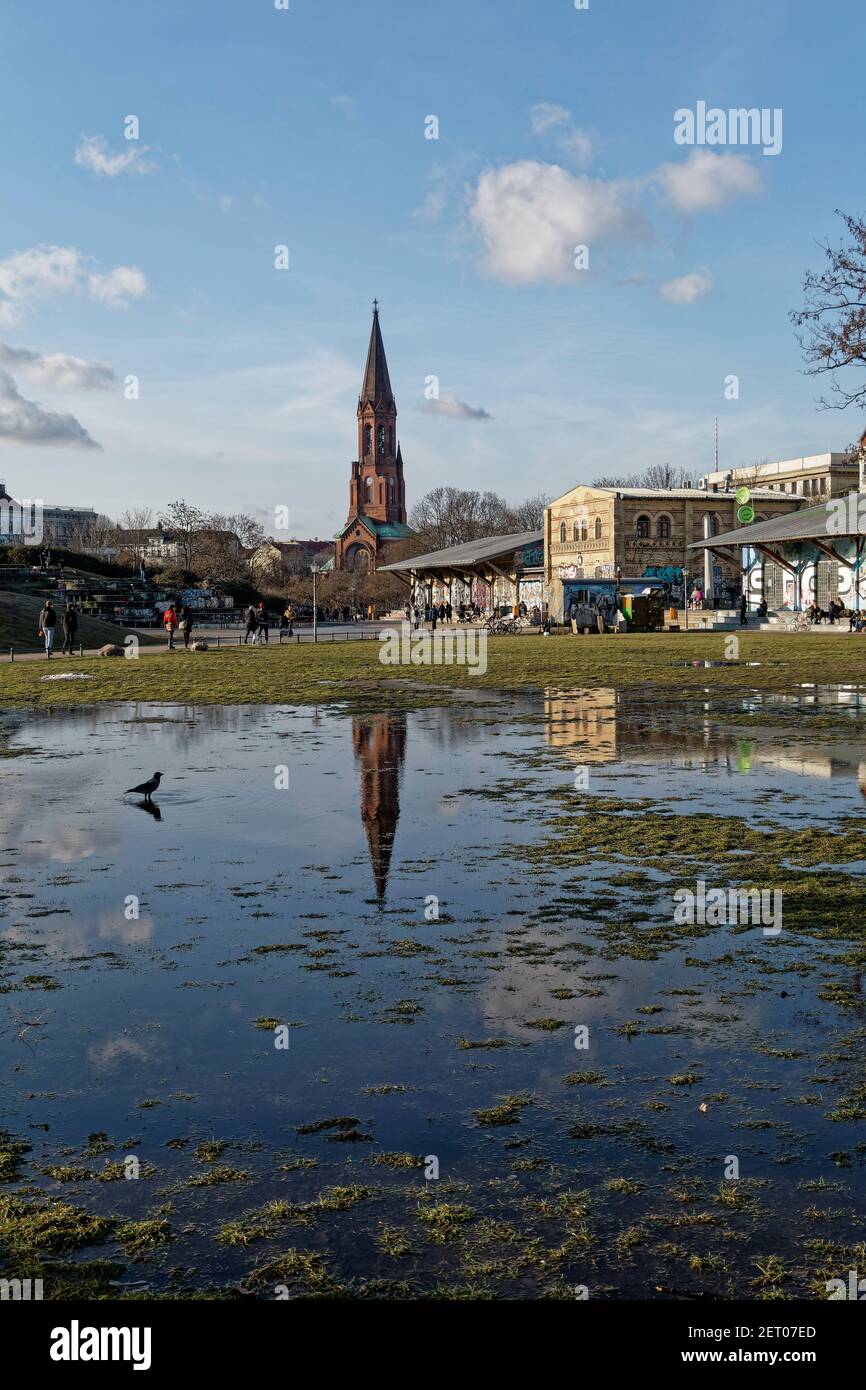 Kleiner See aus geschmolzenen Eis im Goerlitzer Park, Tauwetter, Berlin, Stock Photo