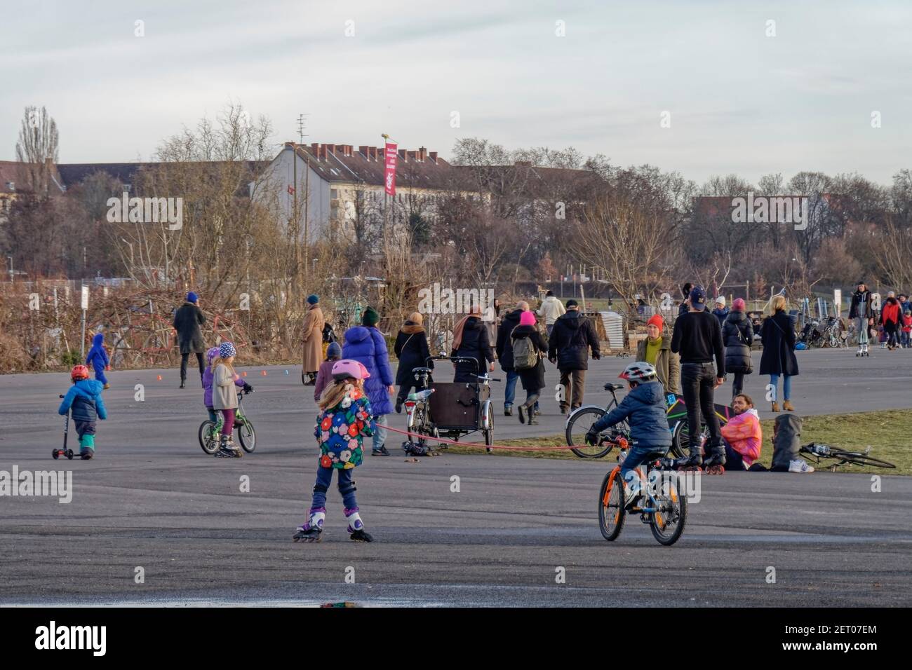 Vorfruehling Mitte Februar 2021 in Berlin, Tempelhofer Feld, Menschen bei Freizeitaktivitaeten  auf der Startbahn und Landebahn auf dem ehemaligen Flu Stock Photo