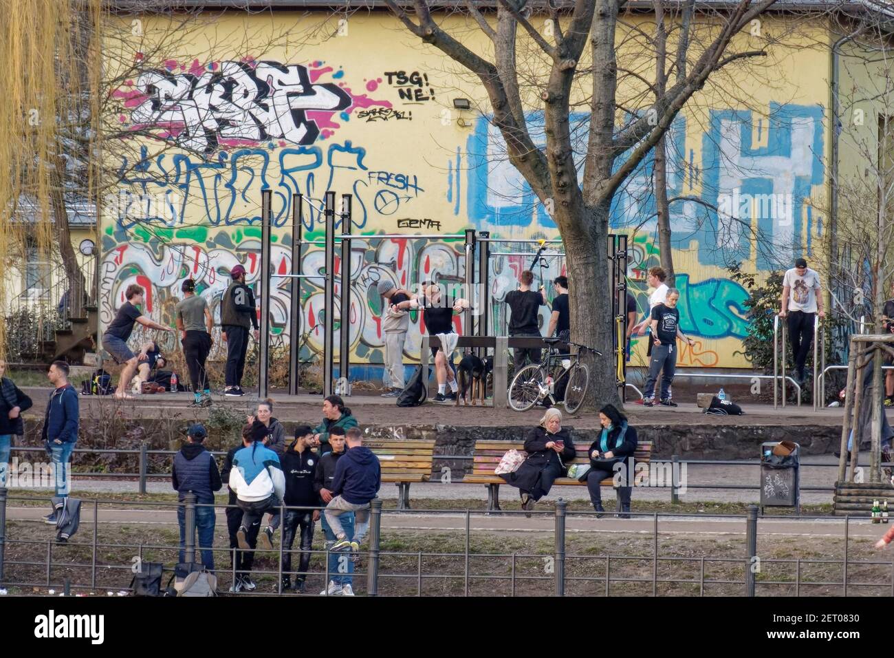 Freiluft Fitnesstraining am Boeklerpark in Kreuzberg, Urbanhafen, Berlin , Vorfruehling, Lockdown, AHA-Regeln, Stock Photo