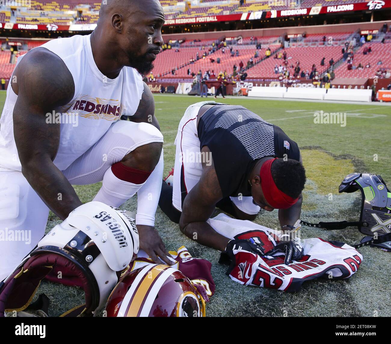 November 4, 2018: Washington Redskins TE #85 Vernon Davis and Atlanta  Falcons WR #12 Mohamed Sanu swap jerseys after a NFL football game between  the Washington Redskins and the Atlanta Falcons at