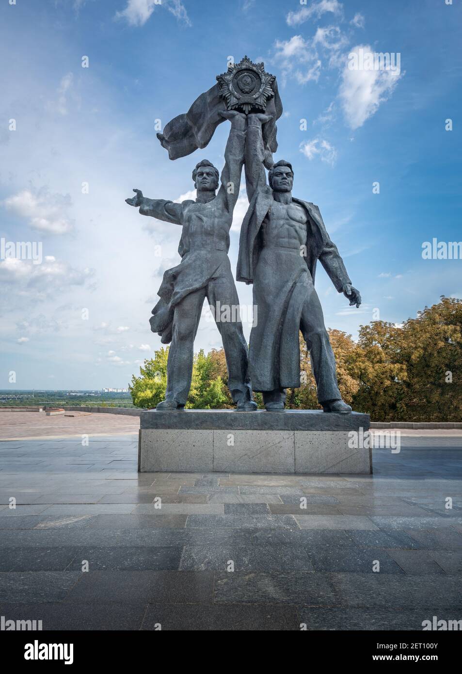 Russian and Soviet workers  holding the Soviet Order of Friendship of Peoples Monument under People's Friendship Arch - Kiev, Ukraine Stock Photo