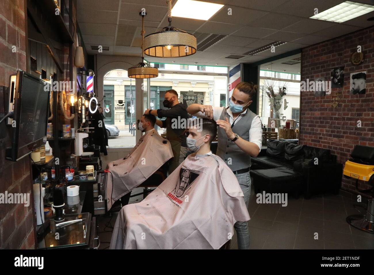 Nach Monaten des Corona Lockdowns dürfen Friseure ab Montag, unter Auflagen, wieder Haare schneiden, hier der Syrer Mohamad Habboush in seinem Barbers Stock Photo
